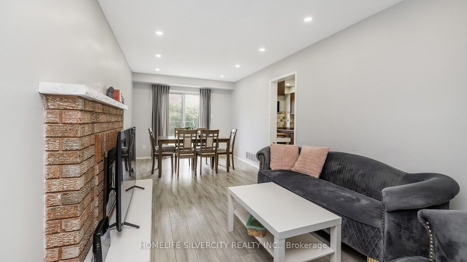 60 Dutch Cres