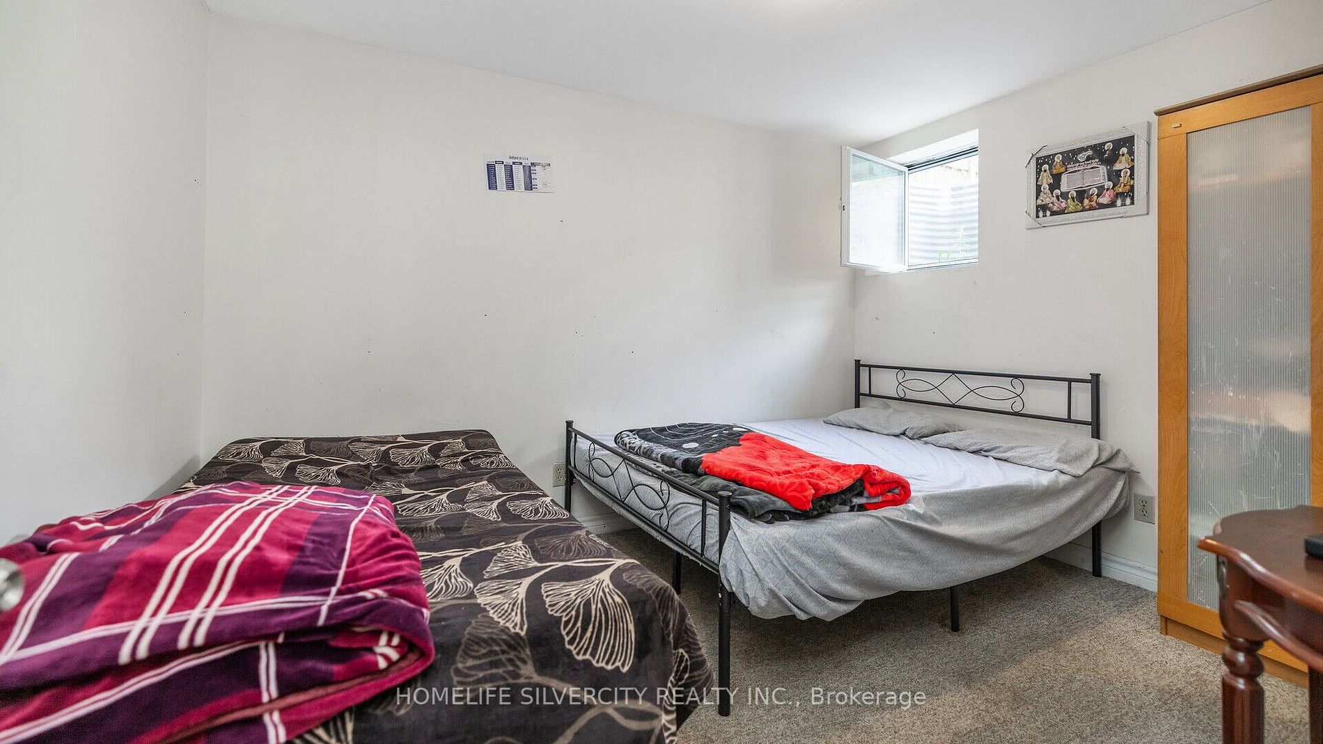 60 Dutch Cres