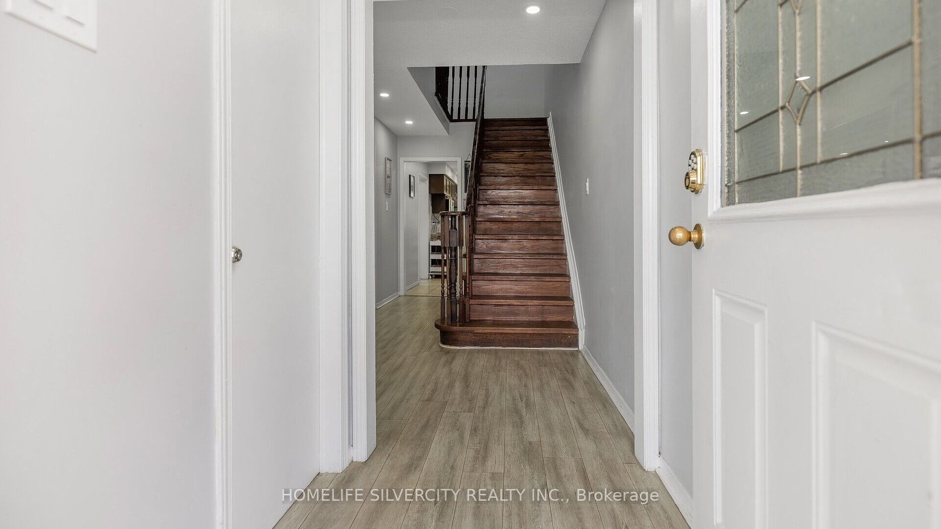 60 Dutch Cres