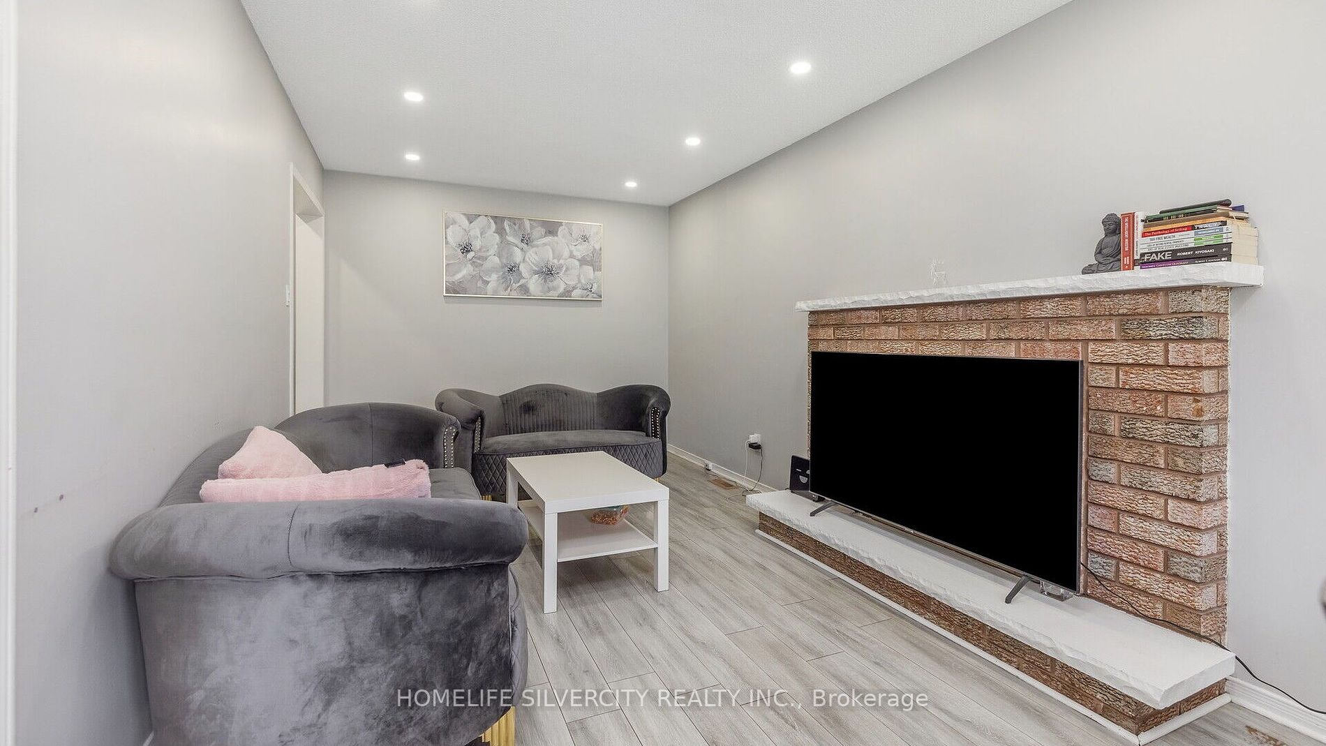 60 Dutch Cres