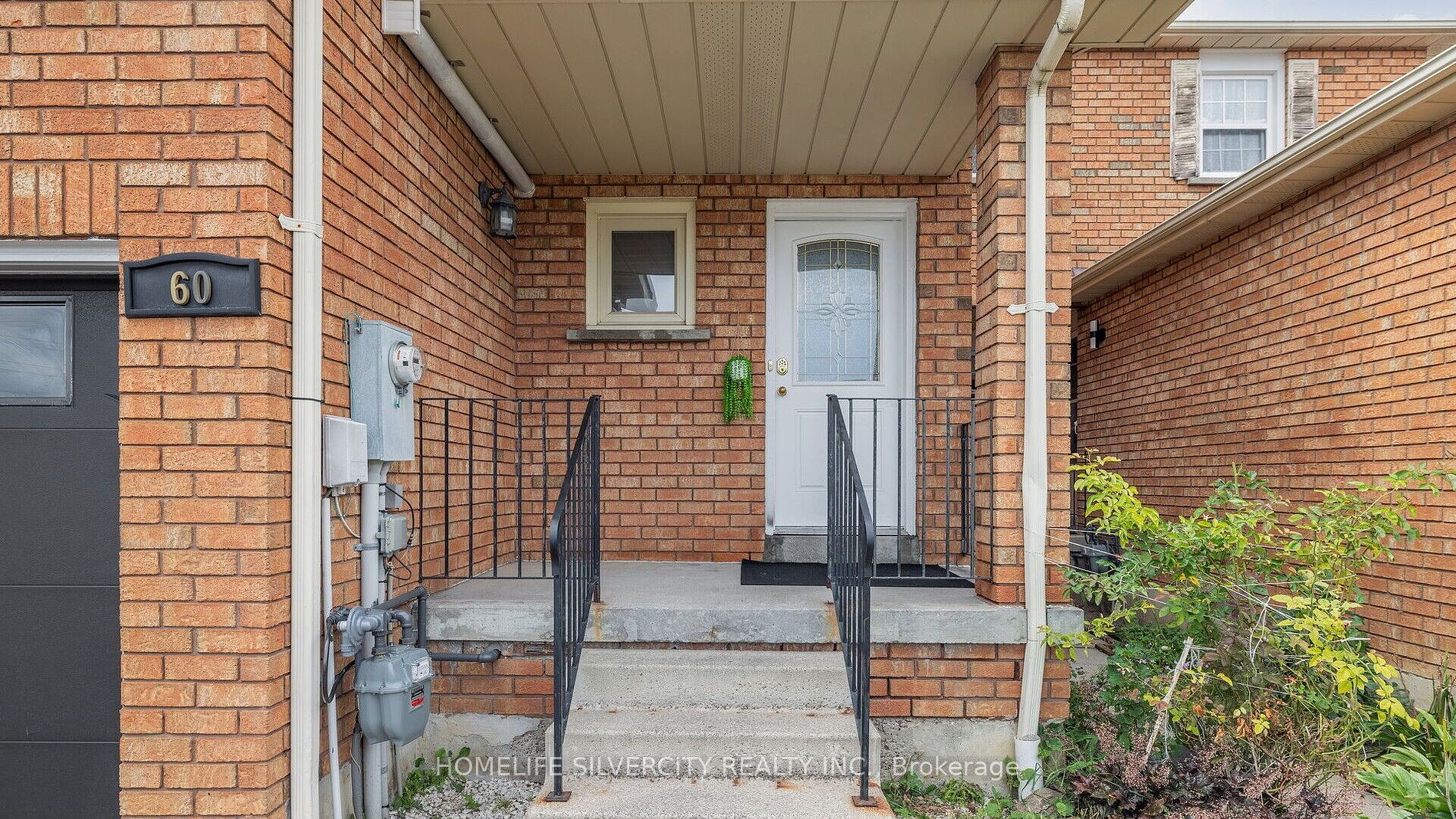 60 Dutch Cres