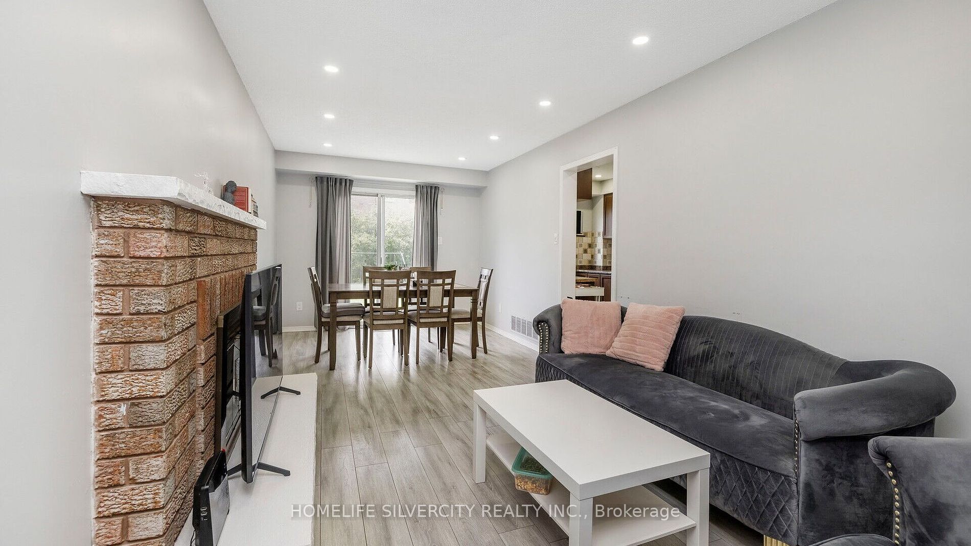 60 Dutch Cres