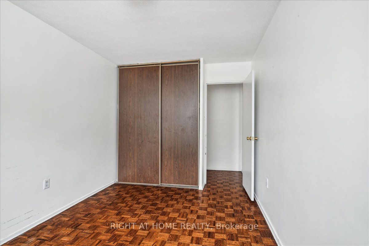 15 La Rose Ave, #115