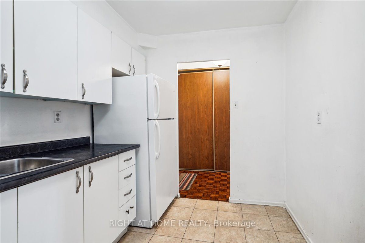 15 La Rose Ave, #115