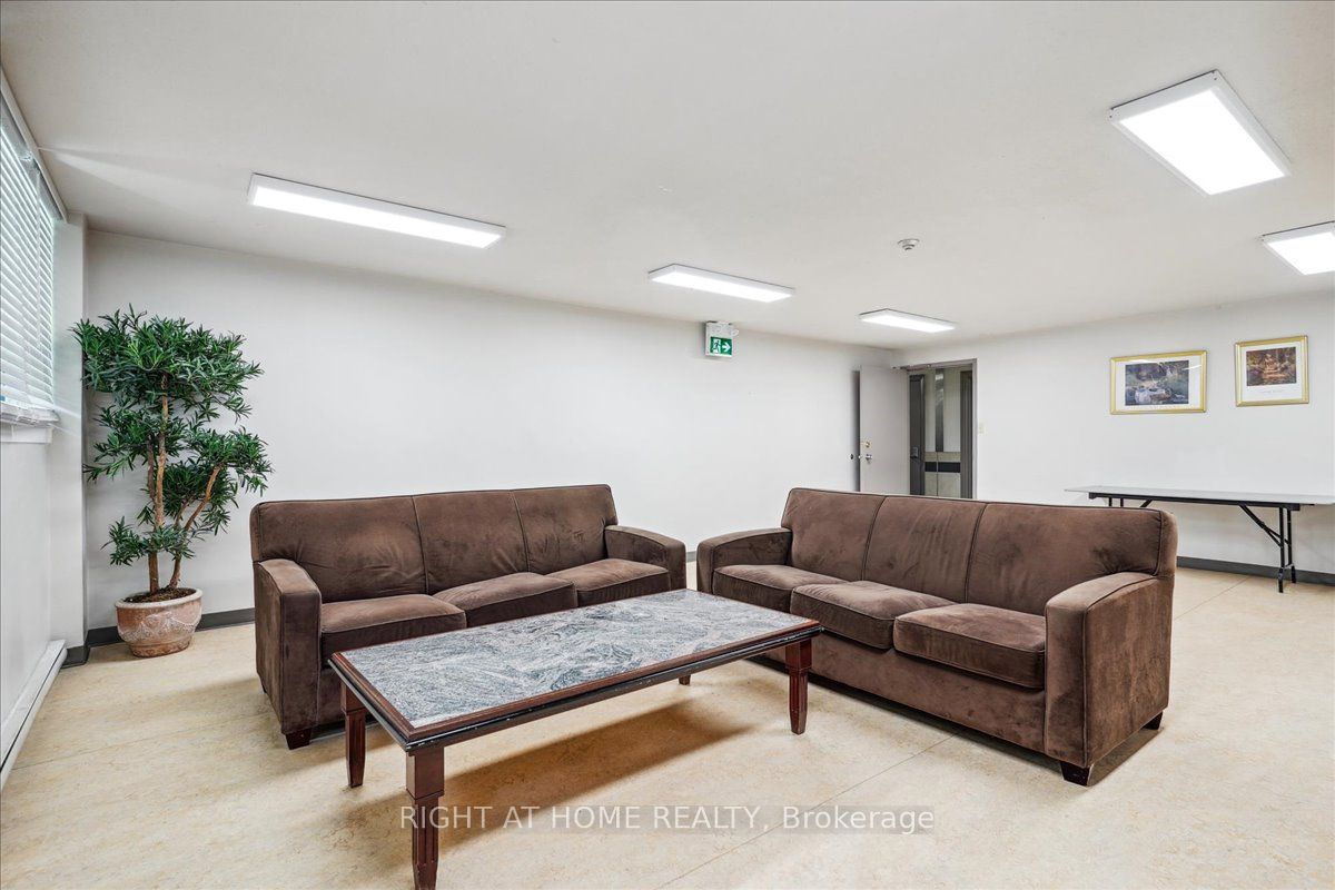 15 La Rose Ave, #115
