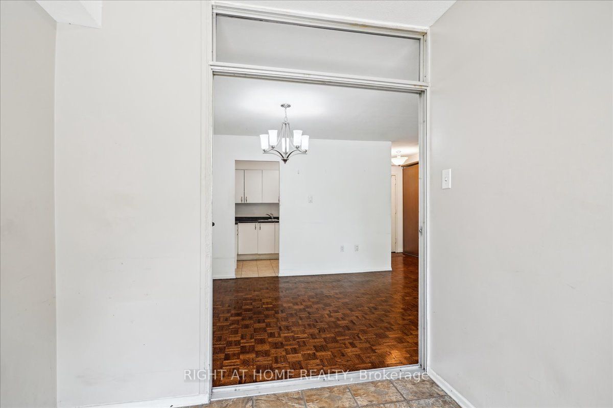 15 La Rose Ave, #115