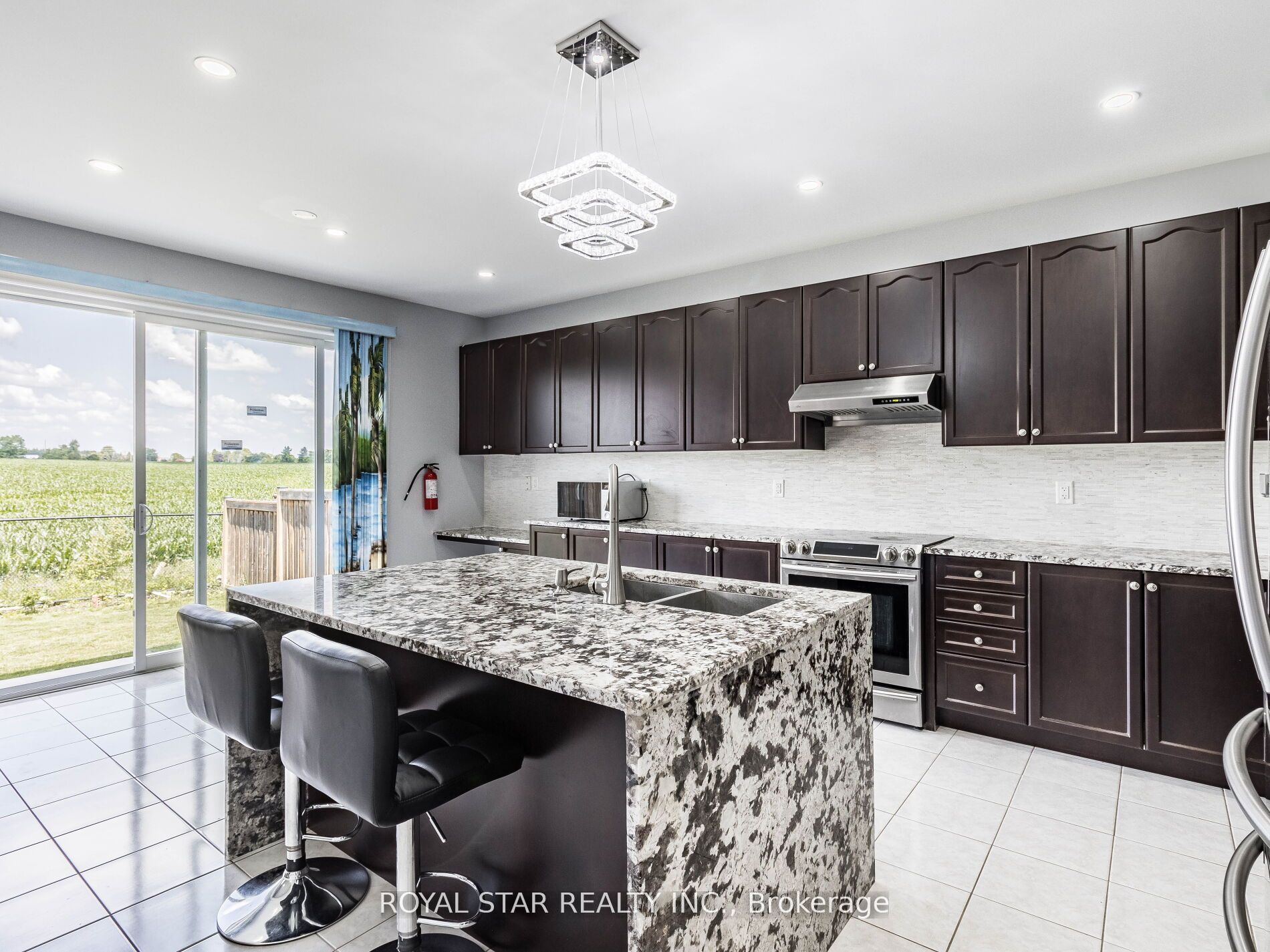 24 Bonnieglen Farm Blvd