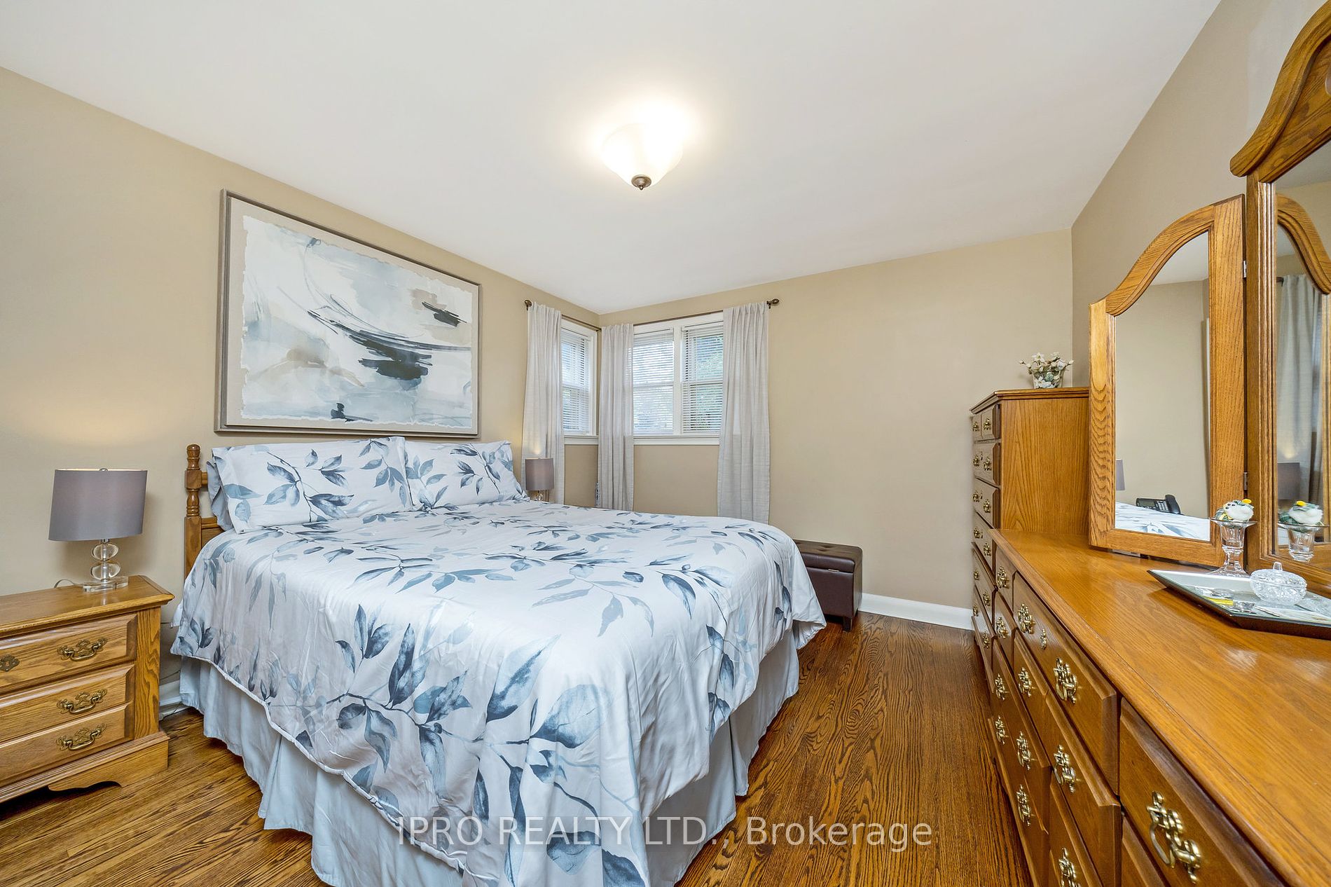 34 Elizabeth St S