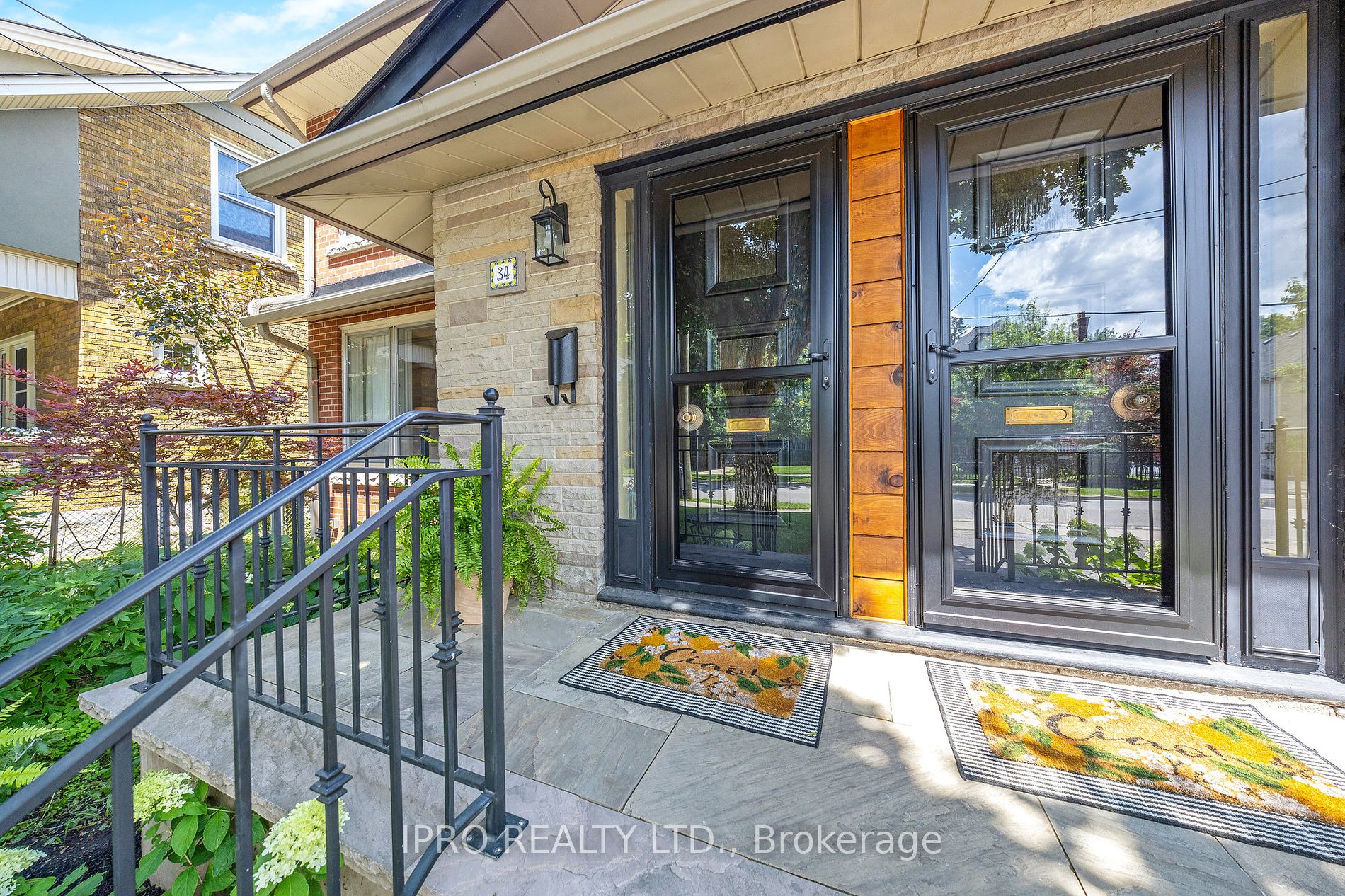 34 Elizabeth St S