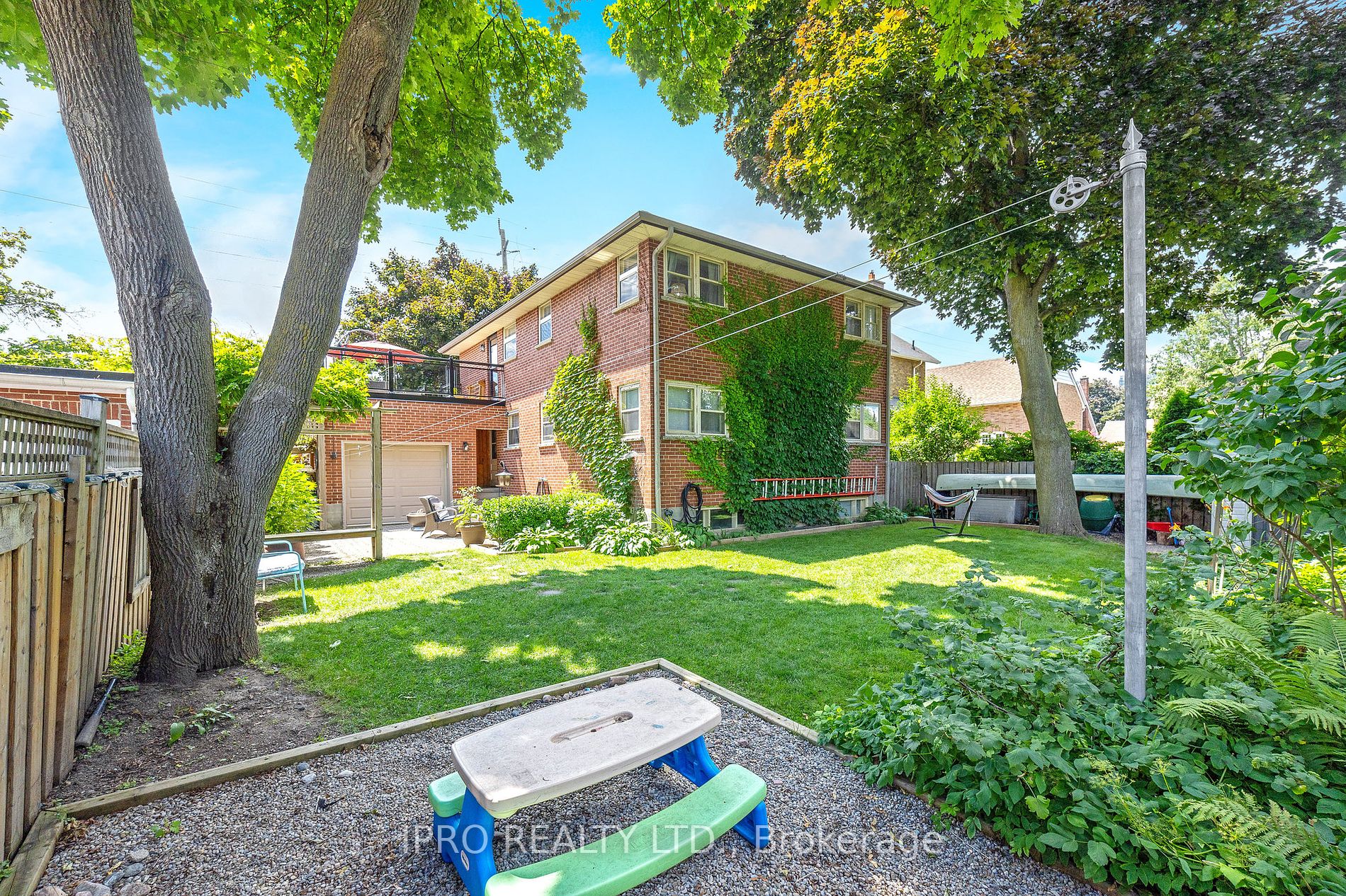34 Elizabeth St S