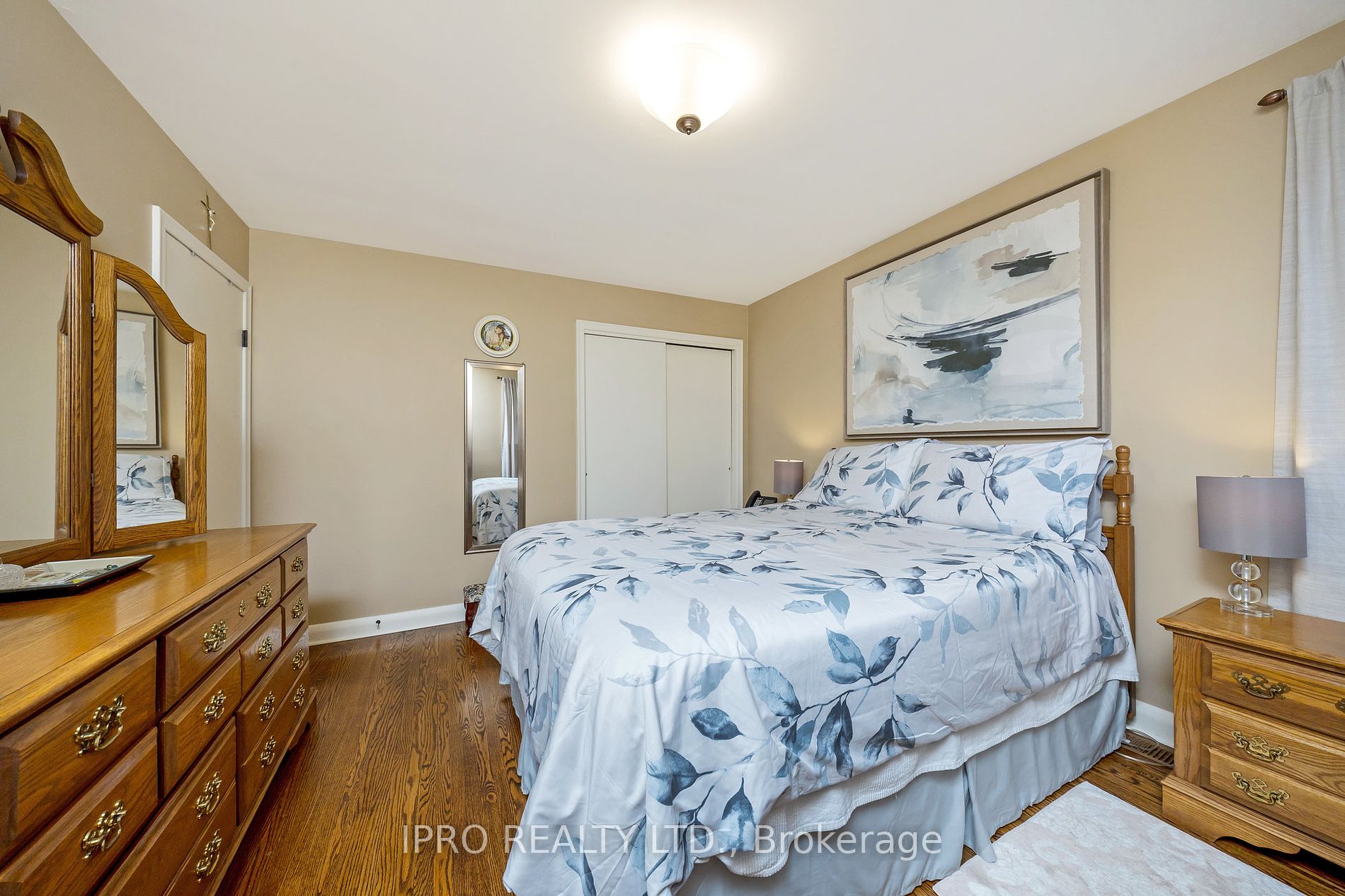 34 Elizabeth St S
