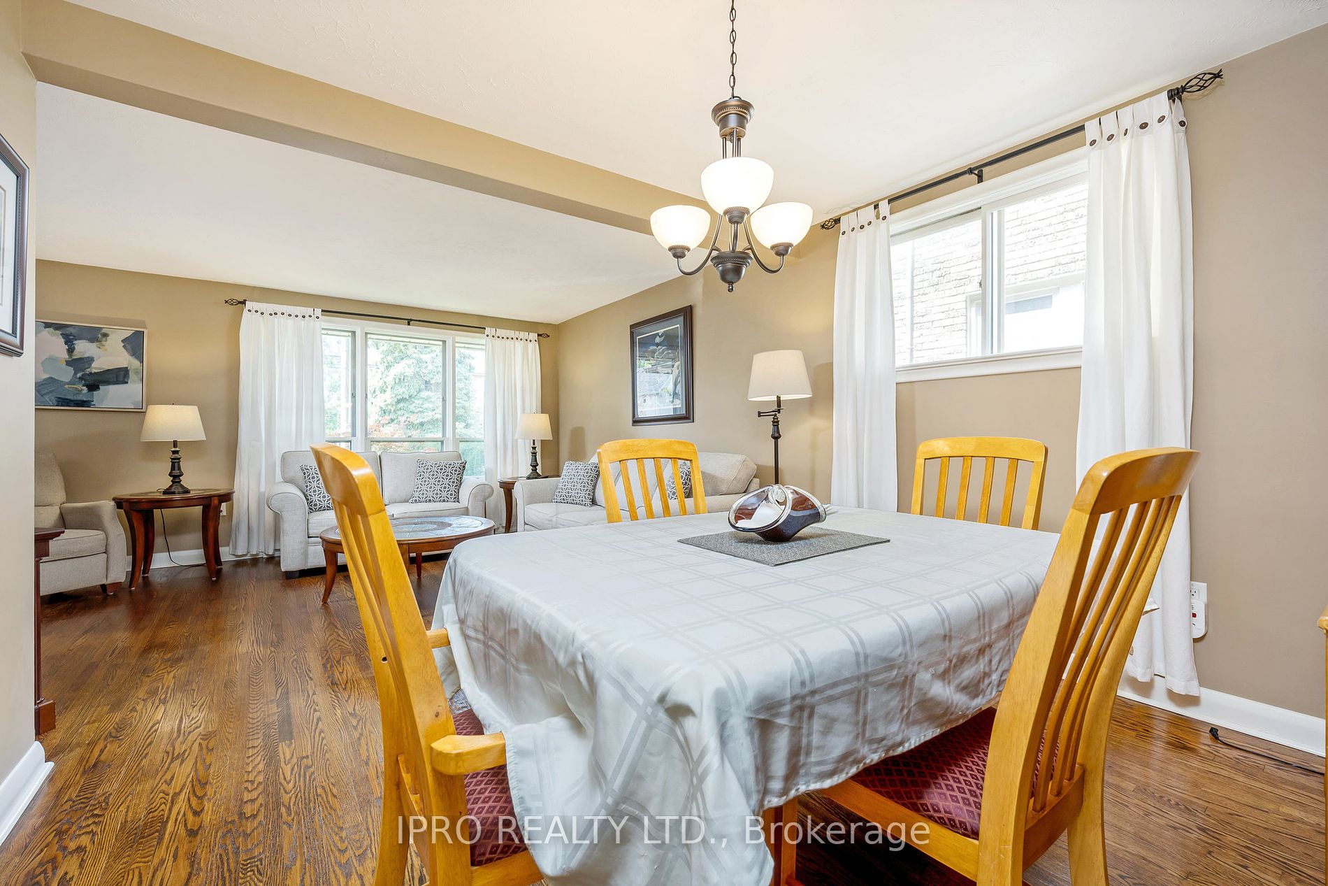 34 Elizabeth St S