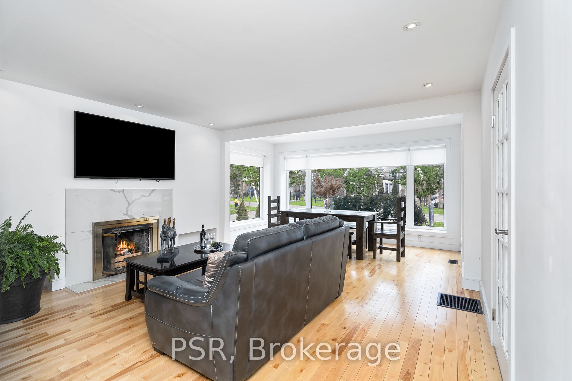 105 Mineola Rd W
