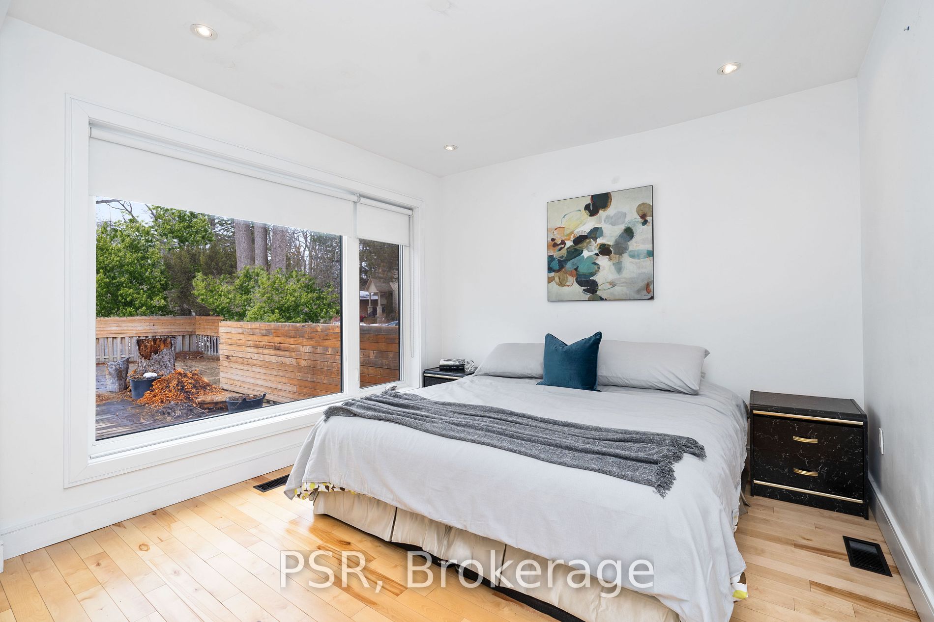 105 Mineola Rd W