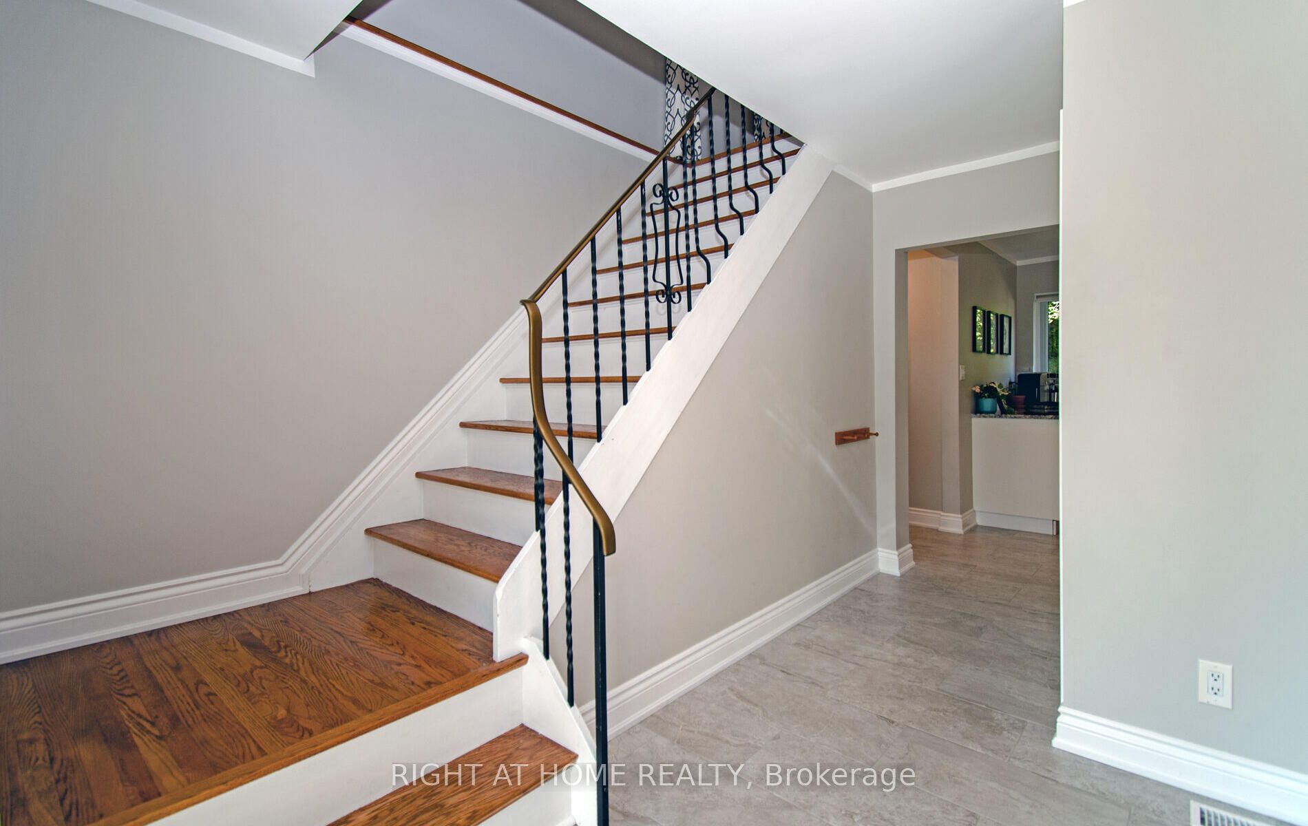 164 McMurchy Avenue S