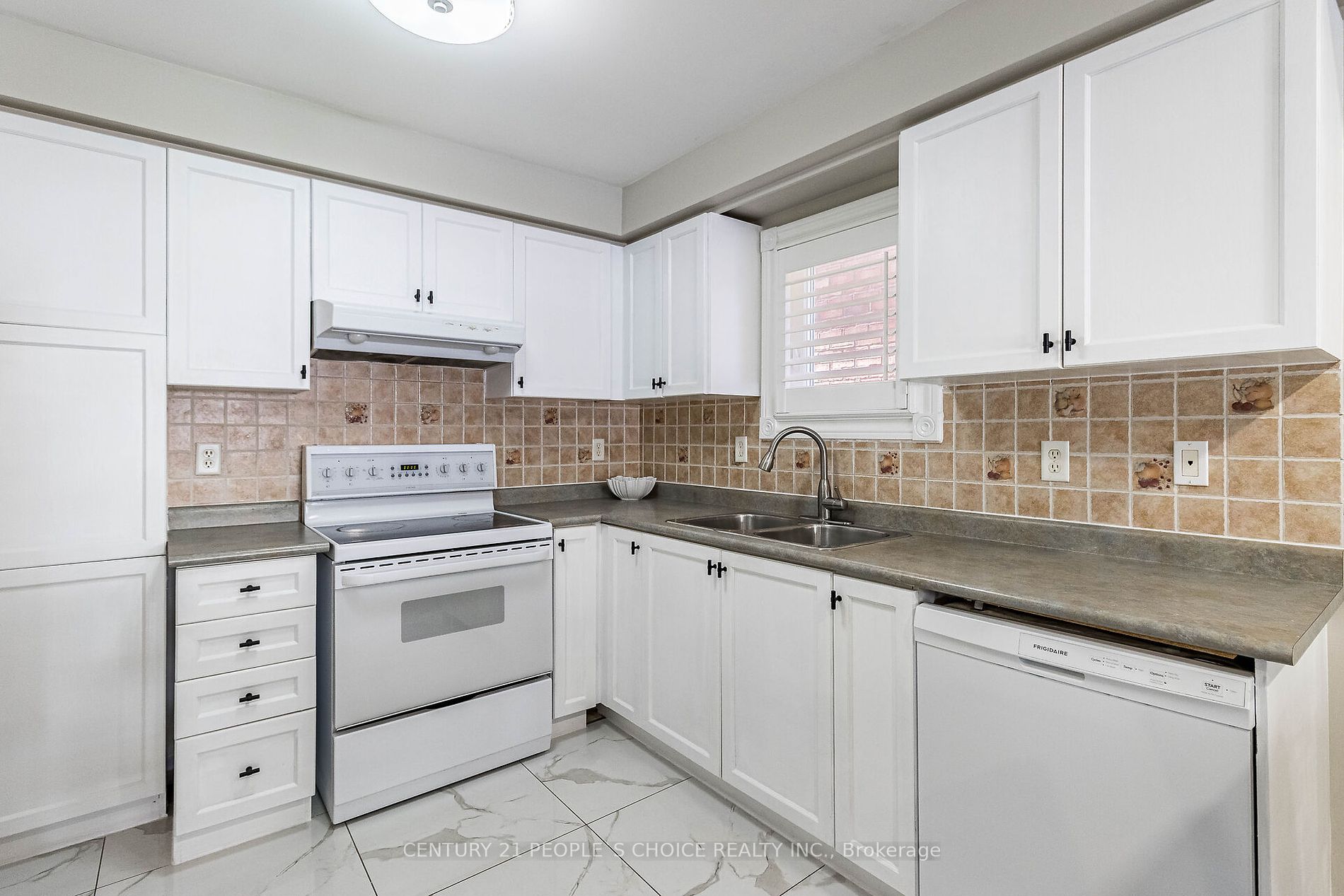 48 Castelli Crt