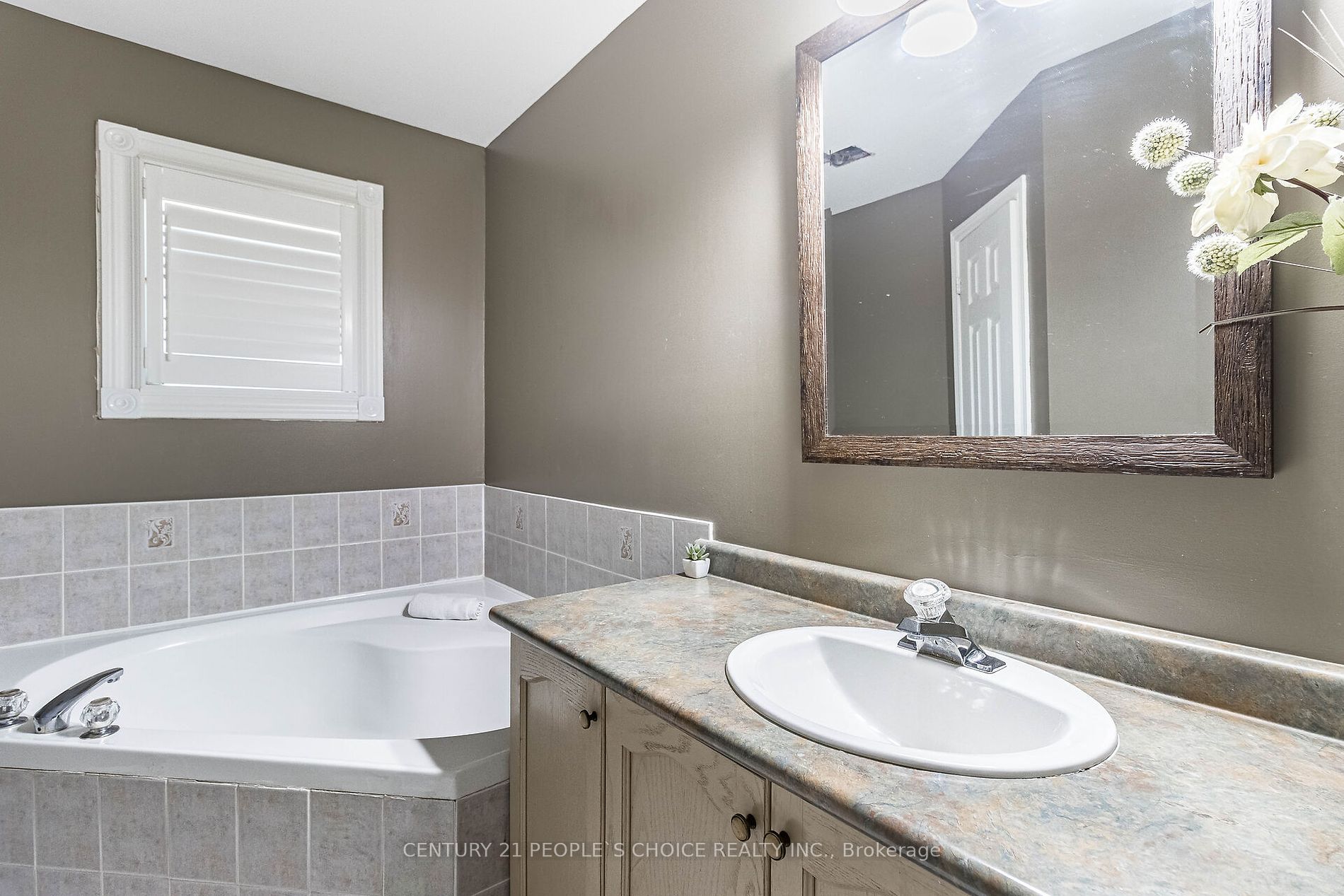 48 Castelli Crt