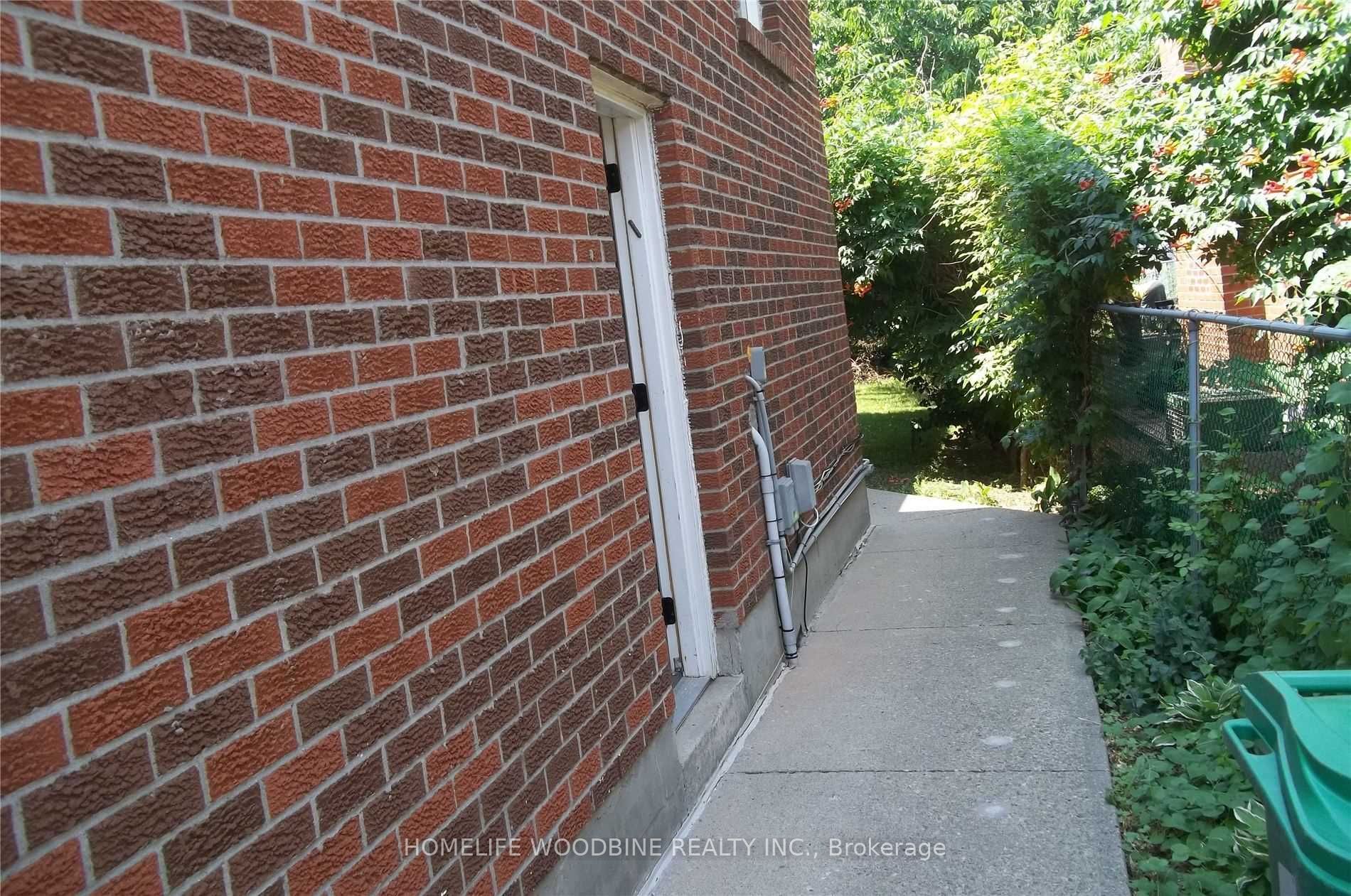 281 Centre St N