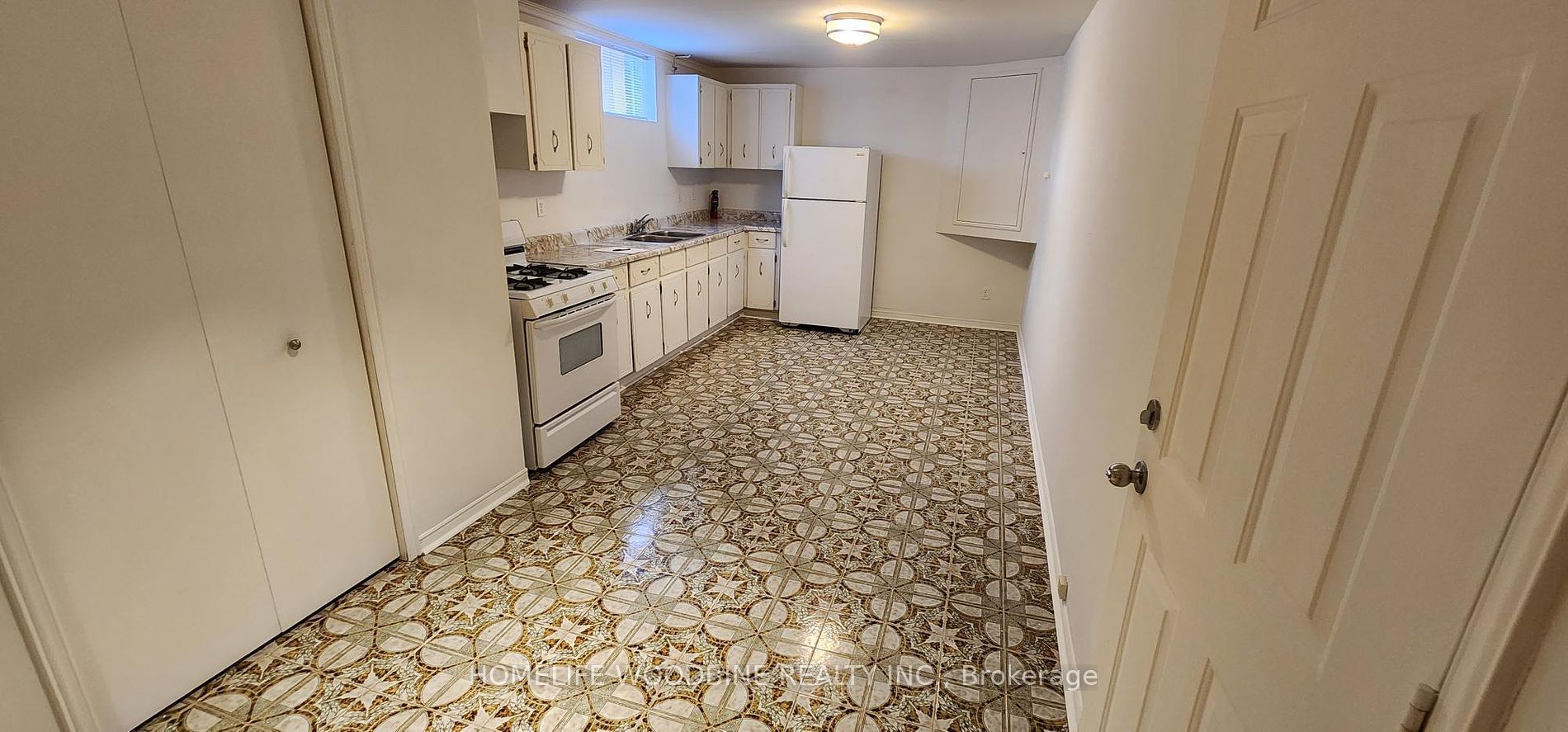 281 Centre St N