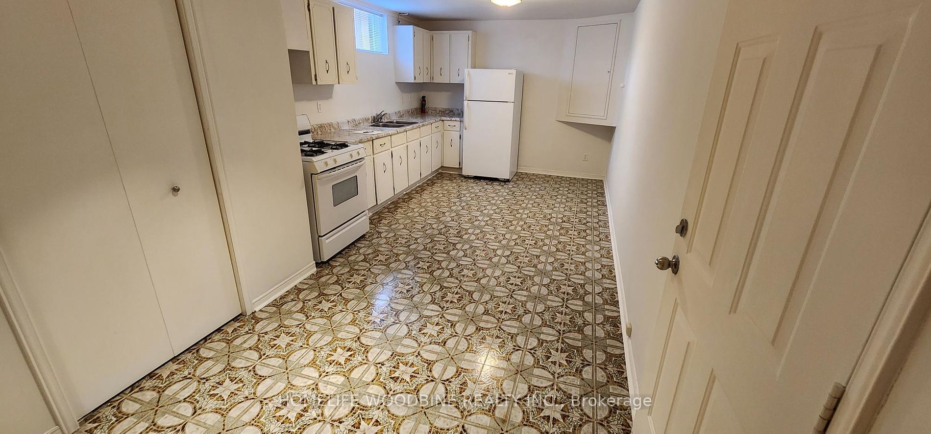 281 Centre St N