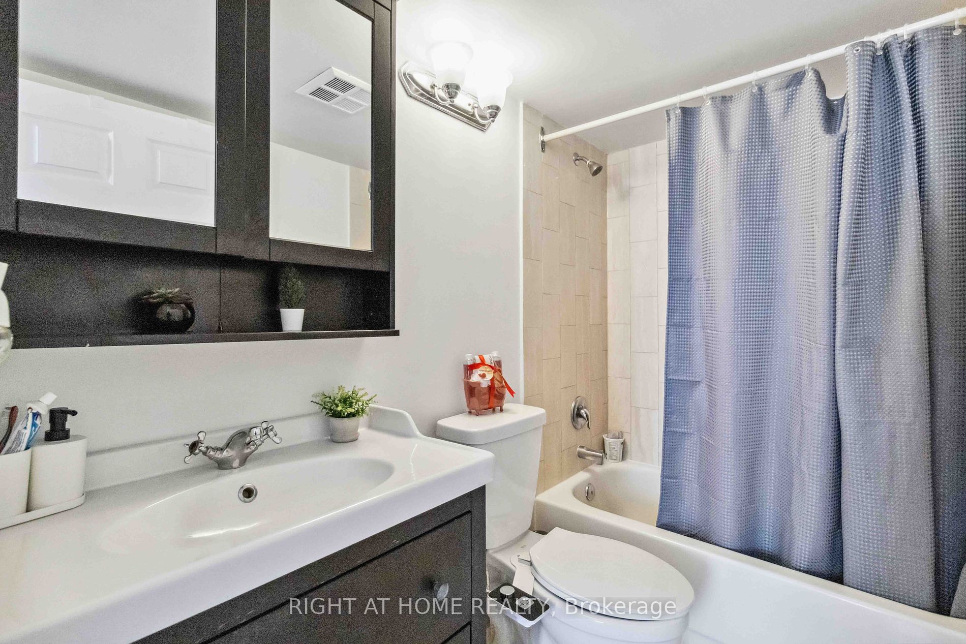 285 Enfield Place, #611