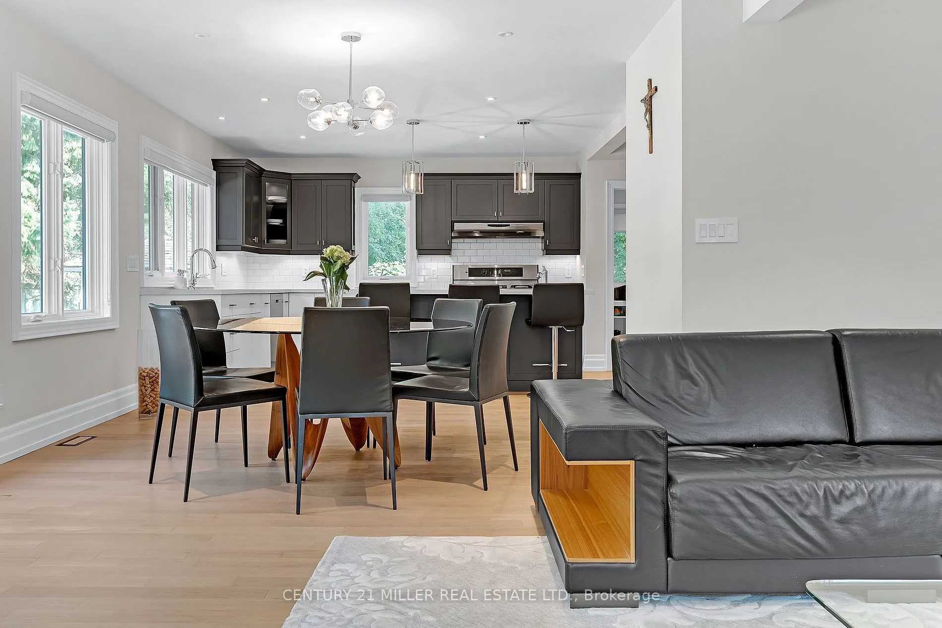 1247 Cumnock Cres