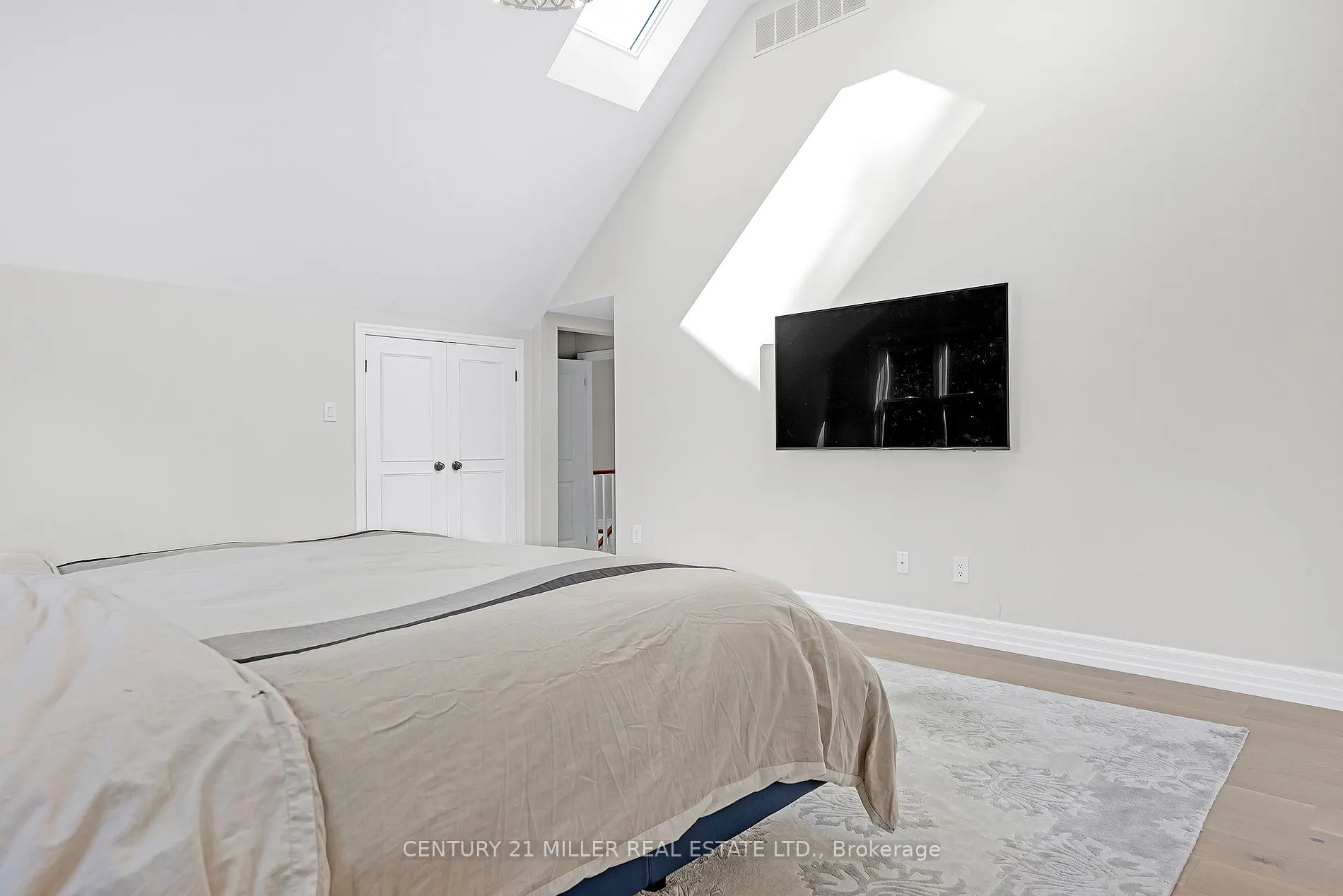 1247 Cumnock Cres