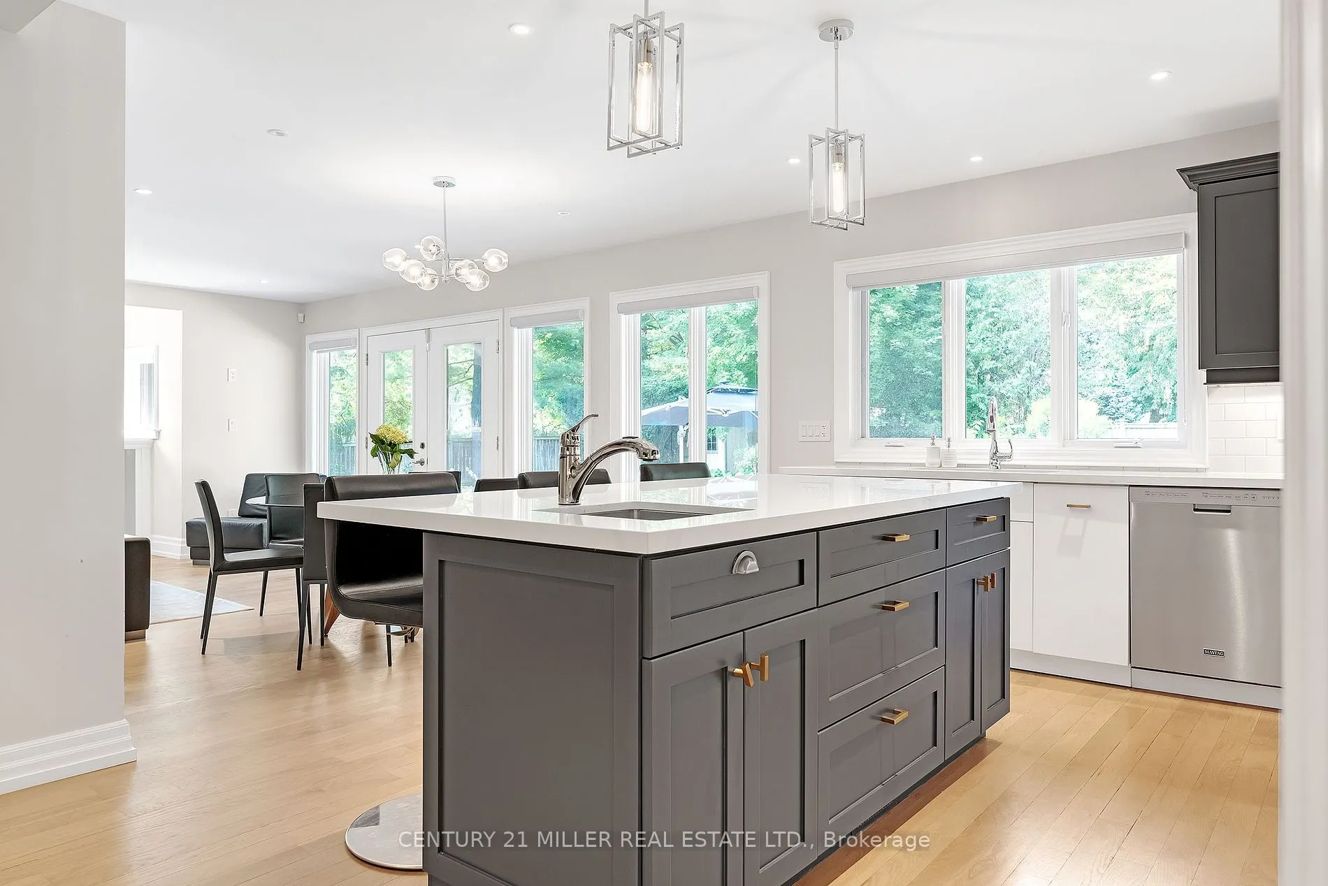 1247 Cumnock Cres
