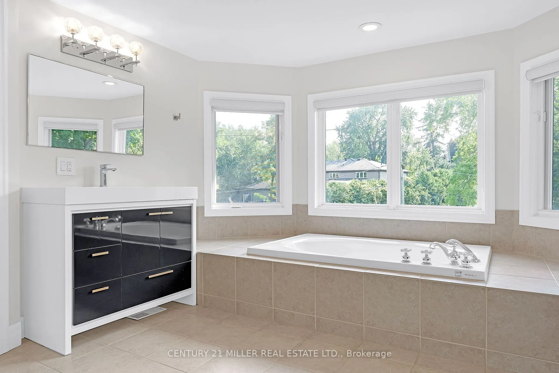 1247 Cumnock Cres