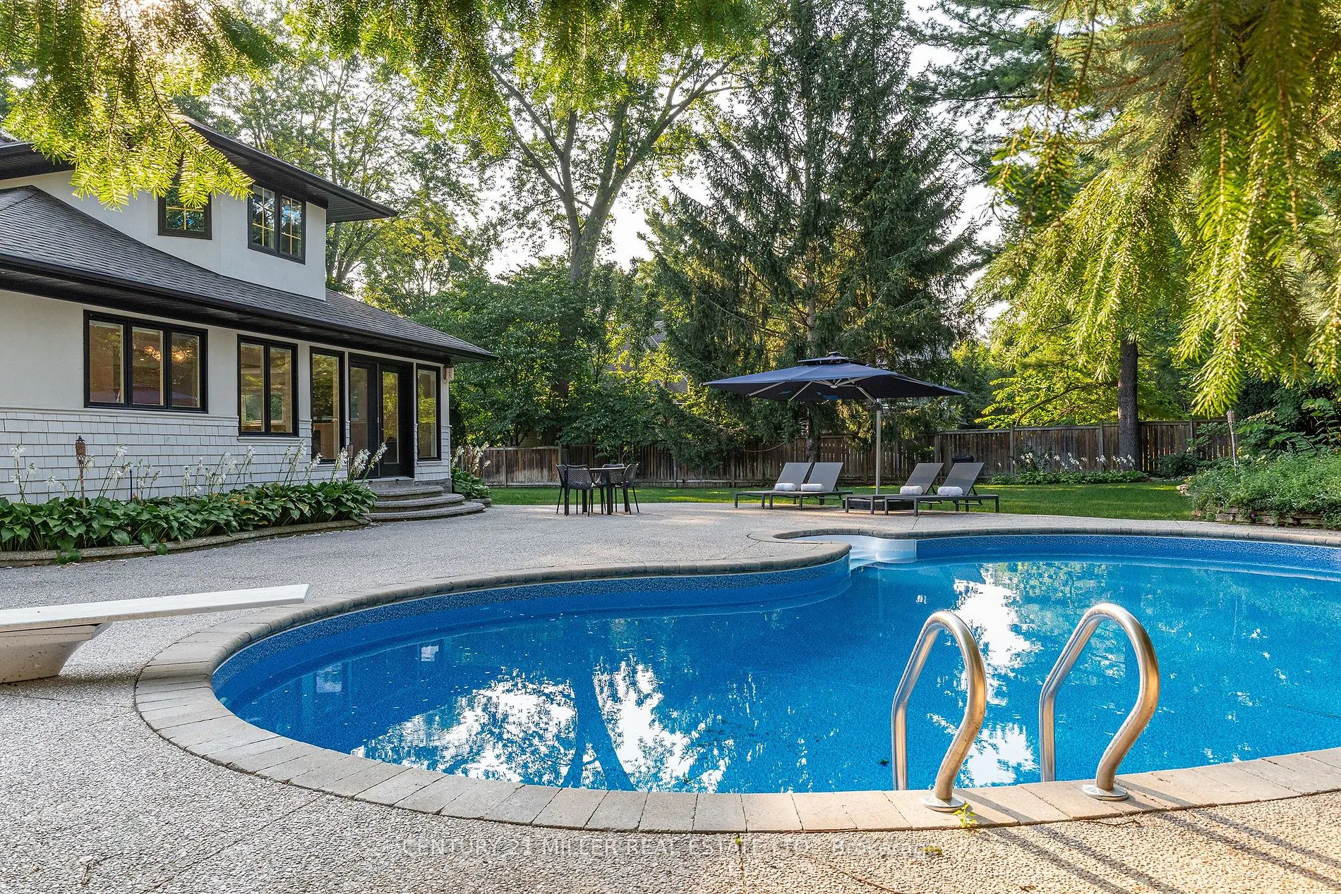 1247 Cumnock Cres