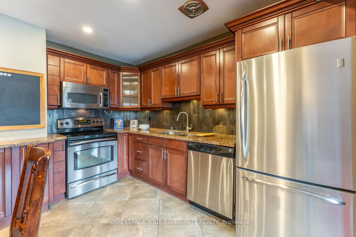 15 Elizabeth St N, #704