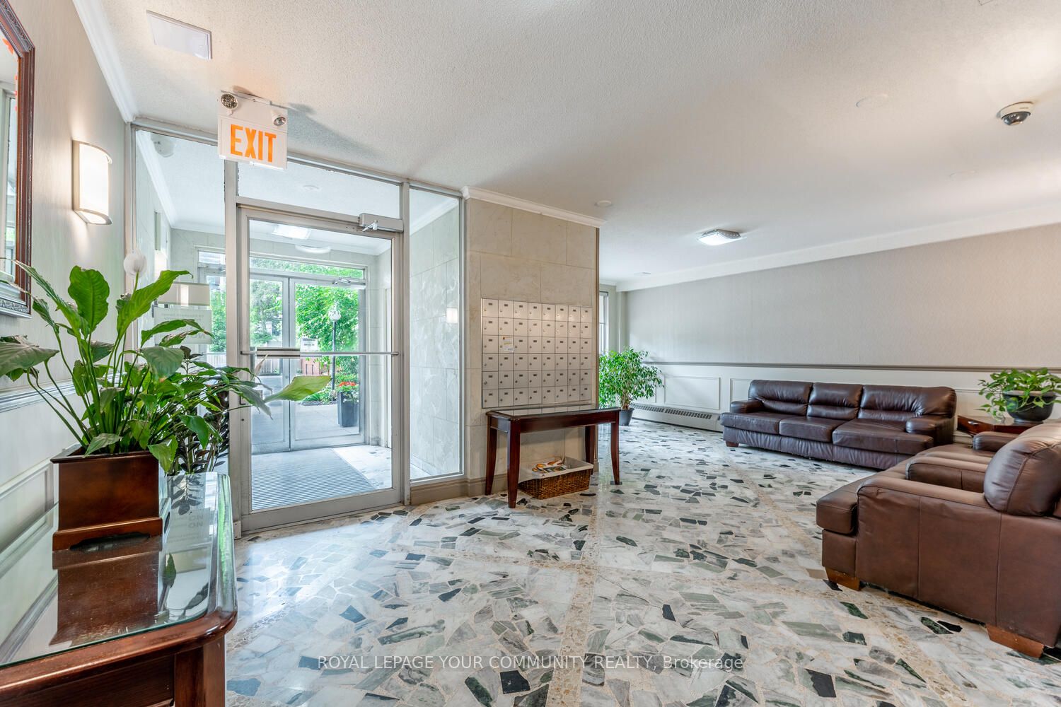 15 Elizabeth St N, #704