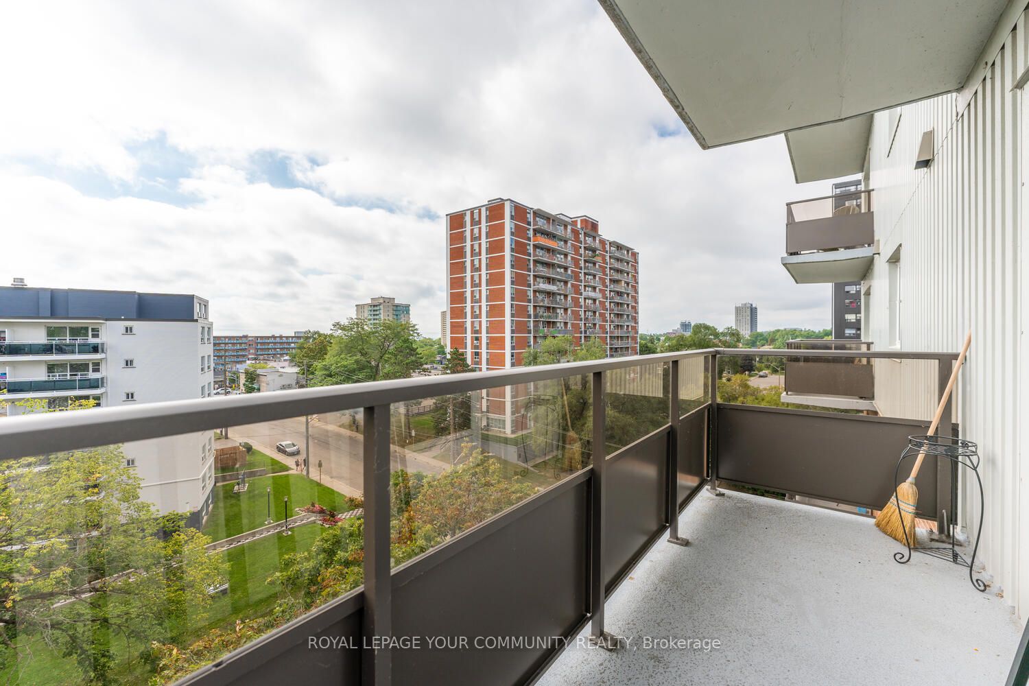 15 Elizabeth St N, #704