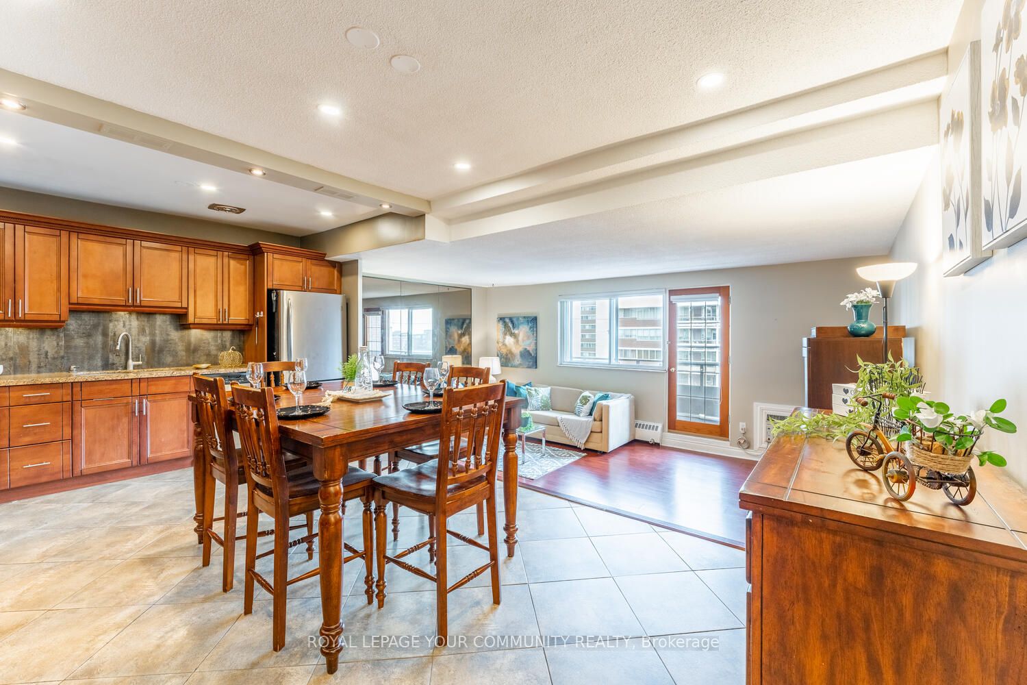 15 Elizabeth St N, #704