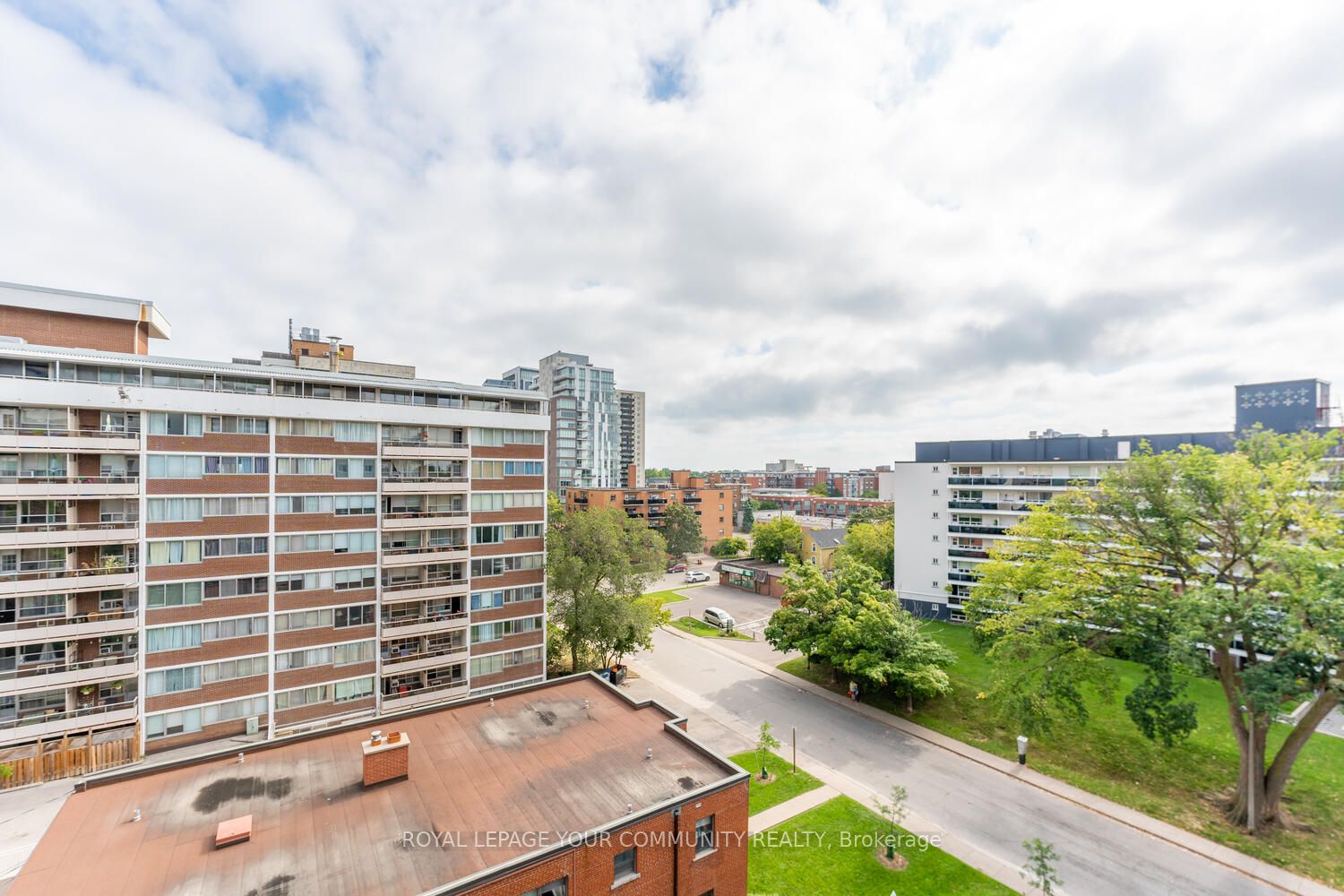 15 Elizabeth St N, #704