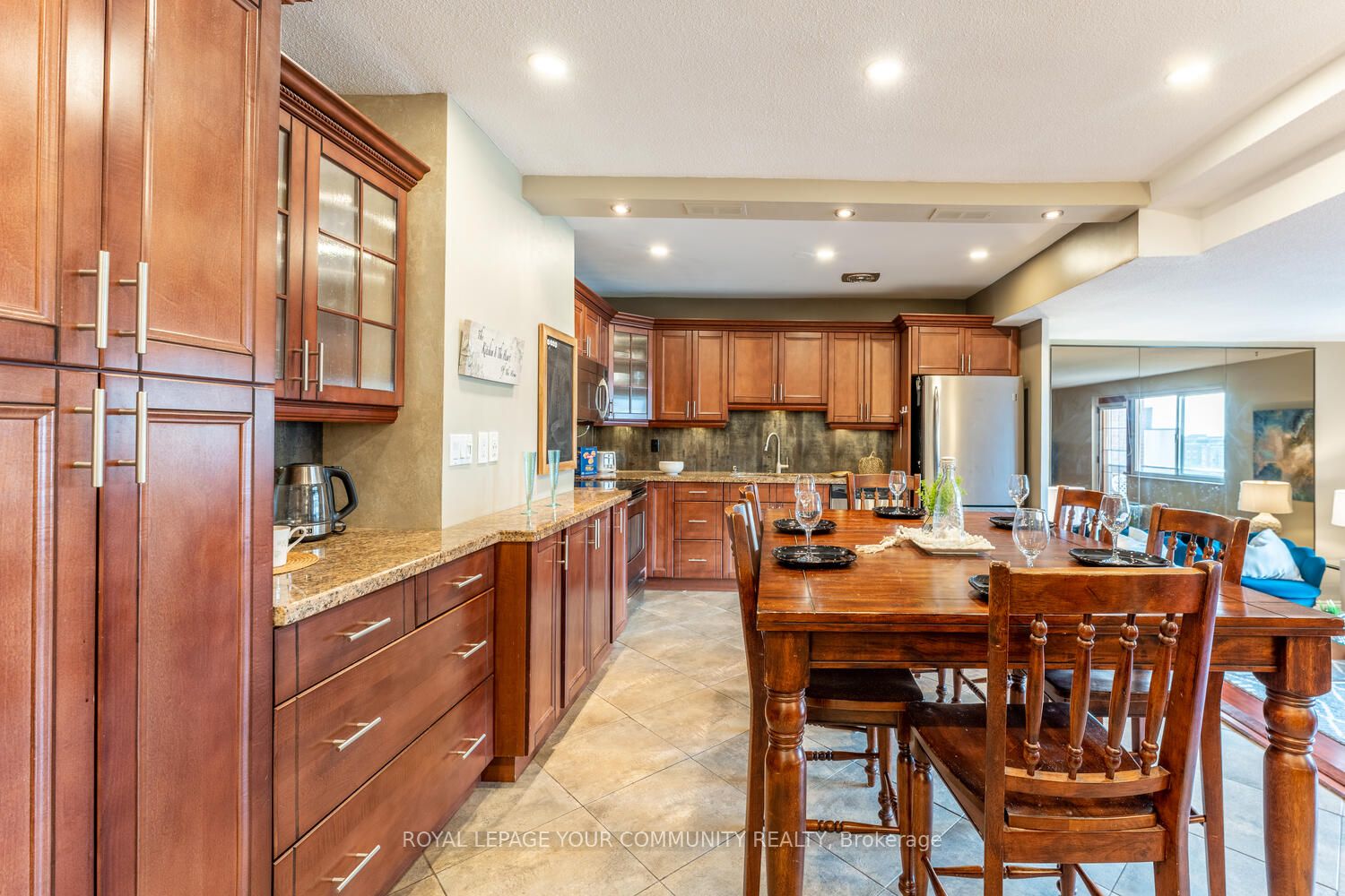 15 Elizabeth St N, #704
