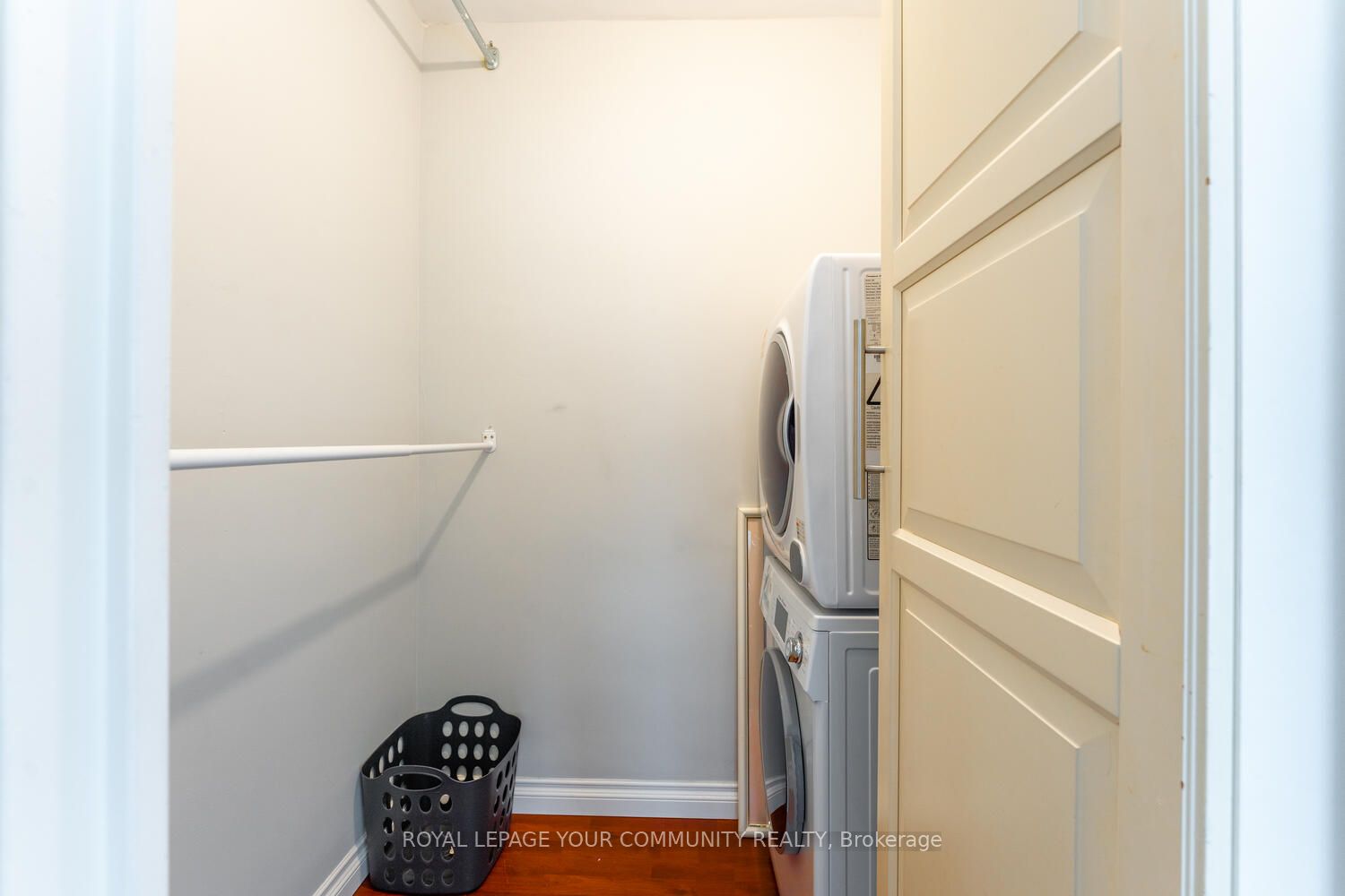 15 Elizabeth St N, #704