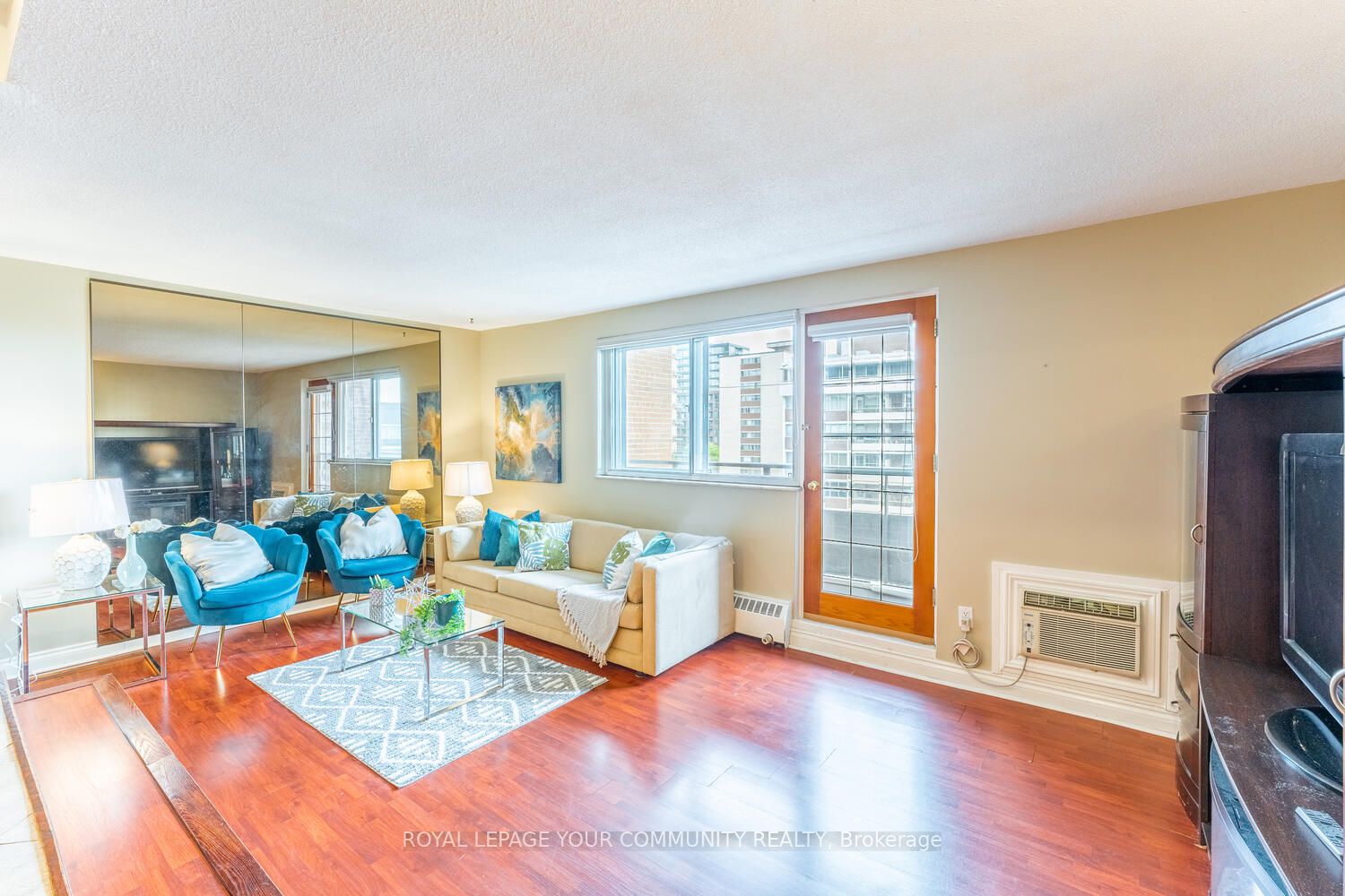 15 Elizabeth St N, #704