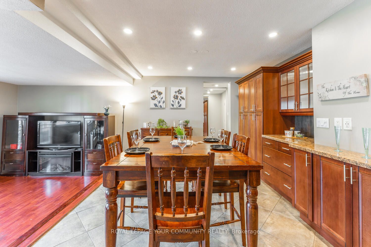 15 Elizabeth St N, #704