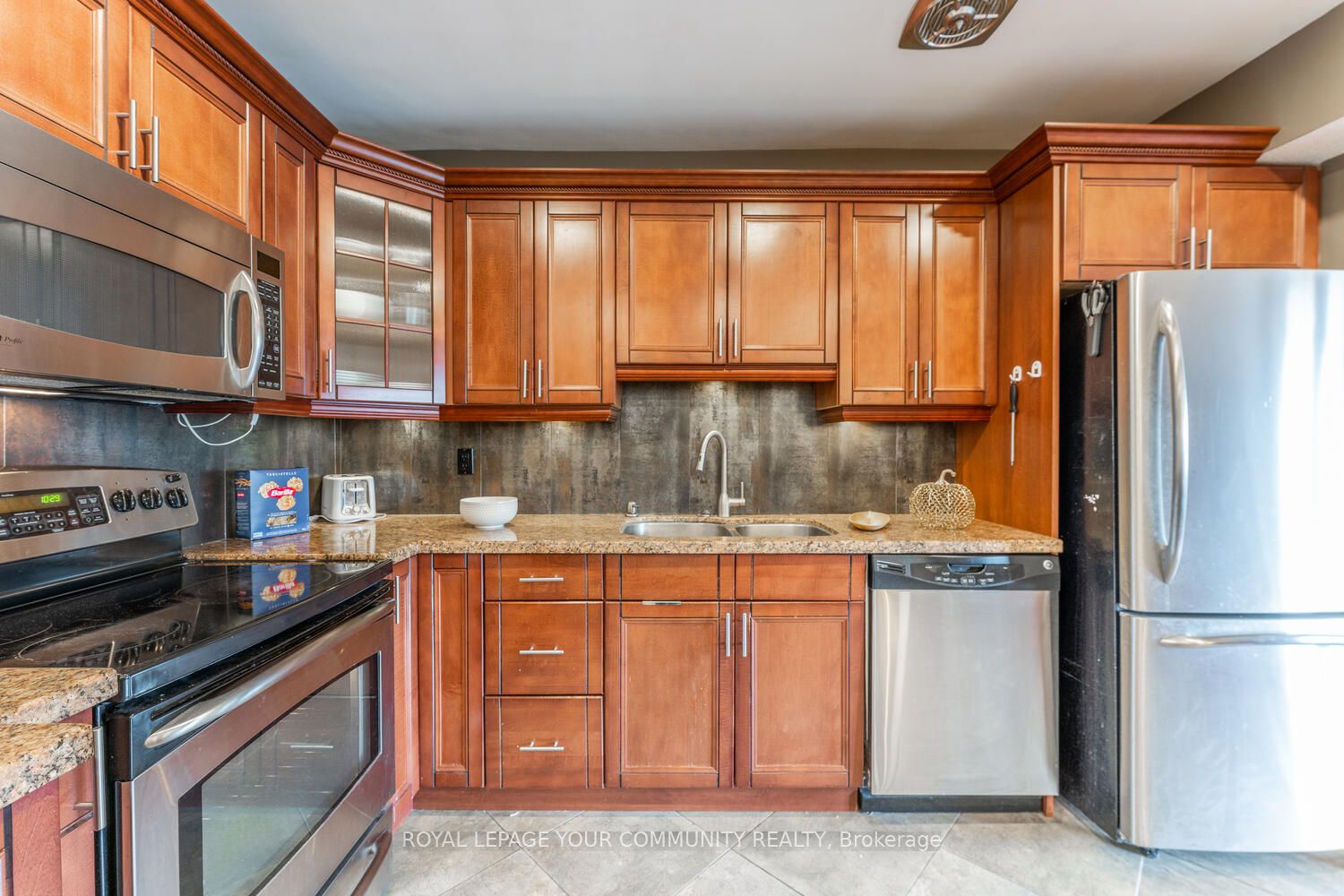 15 Elizabeth St N, #704