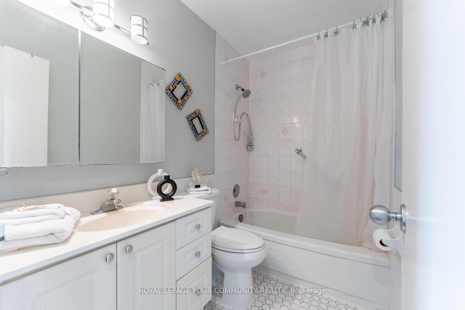 15 Elizabeth St N, #704