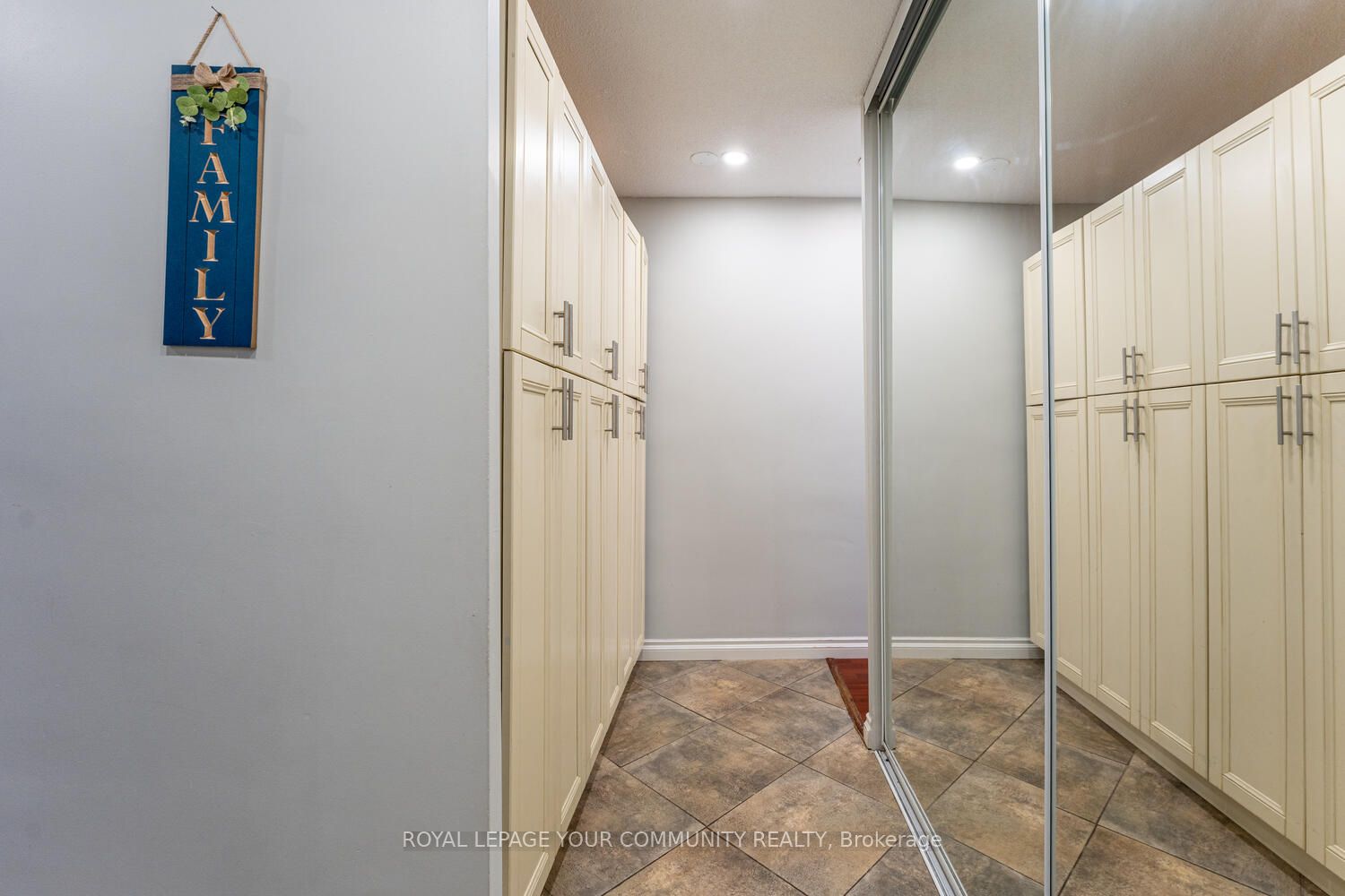 15 Elizabeth St N, #704