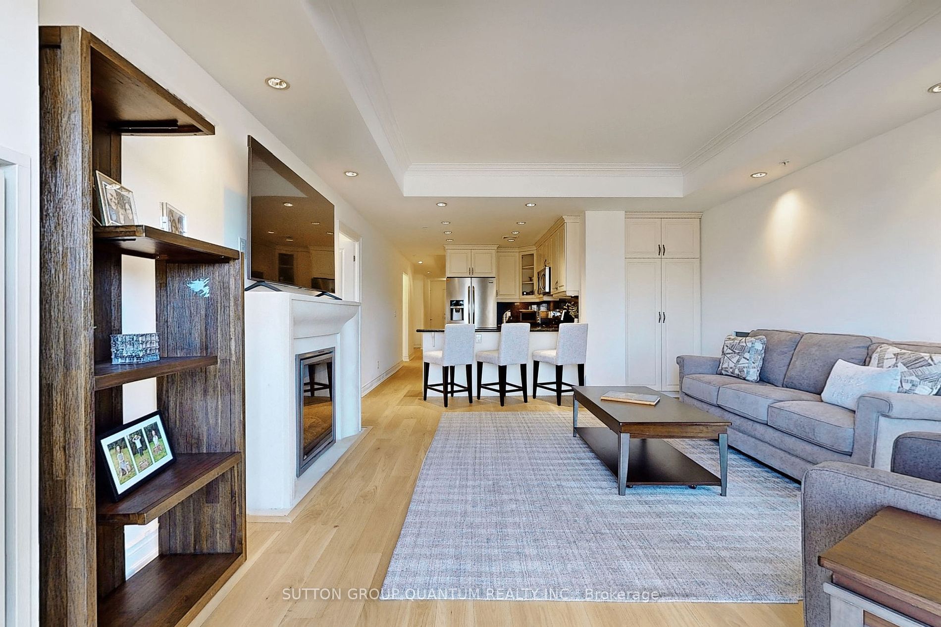 205 Lakeshore Rd W, #304