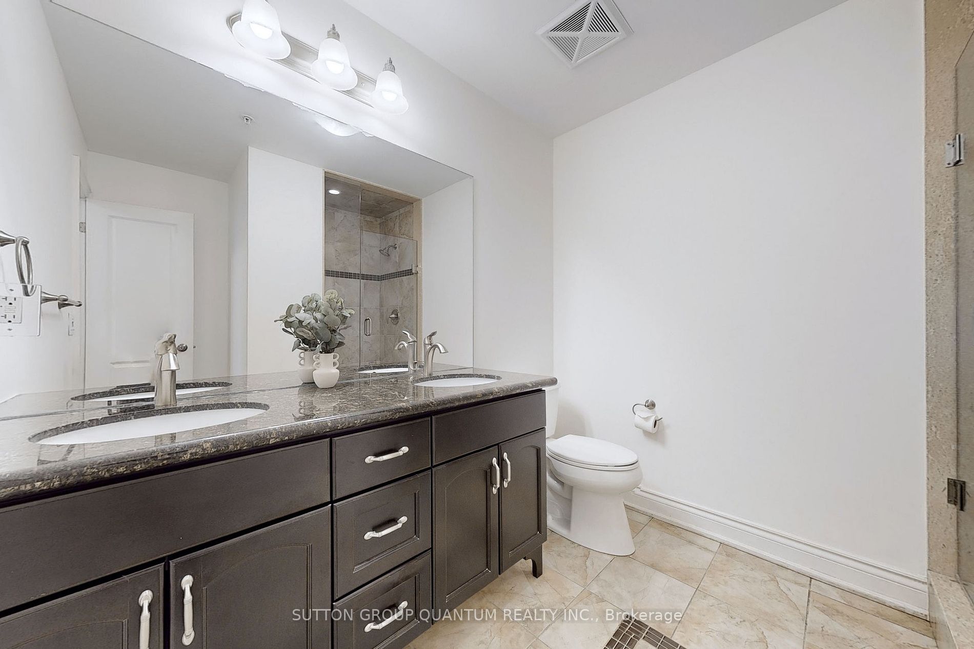 205 Lakeshore Rd W, #304