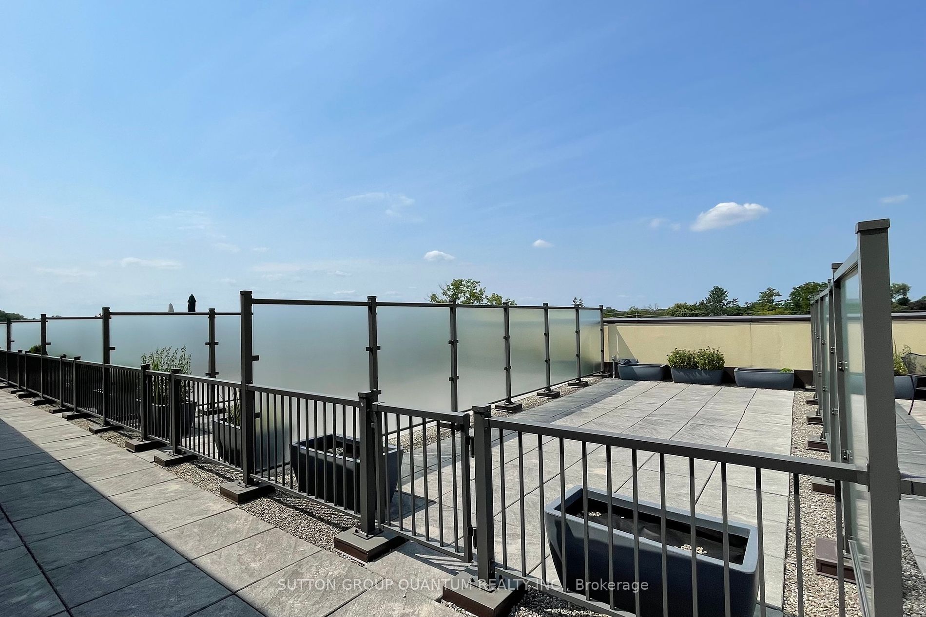 205 Lakeshore Rd W, #304