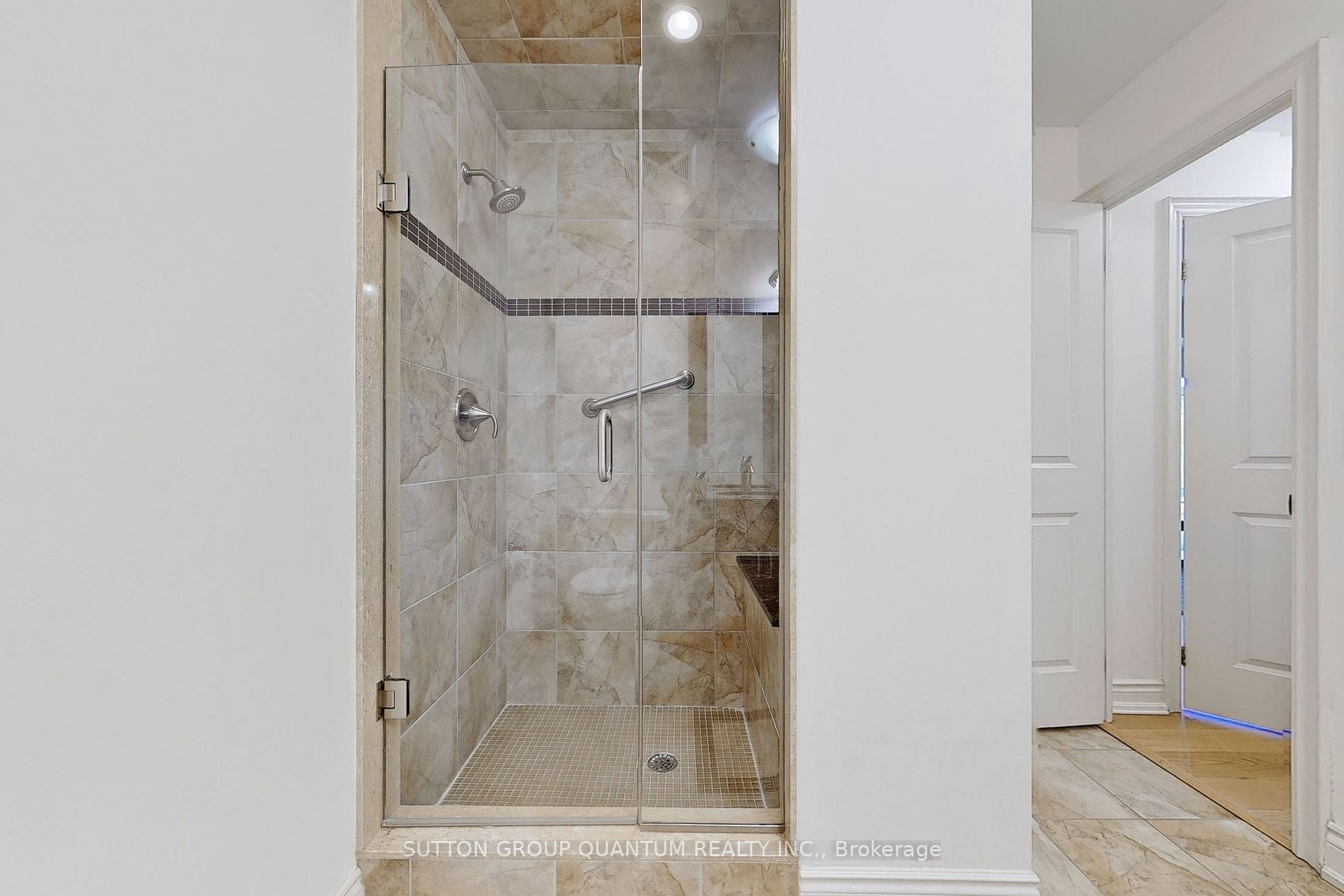 205 Lakeshore Rd W, #304