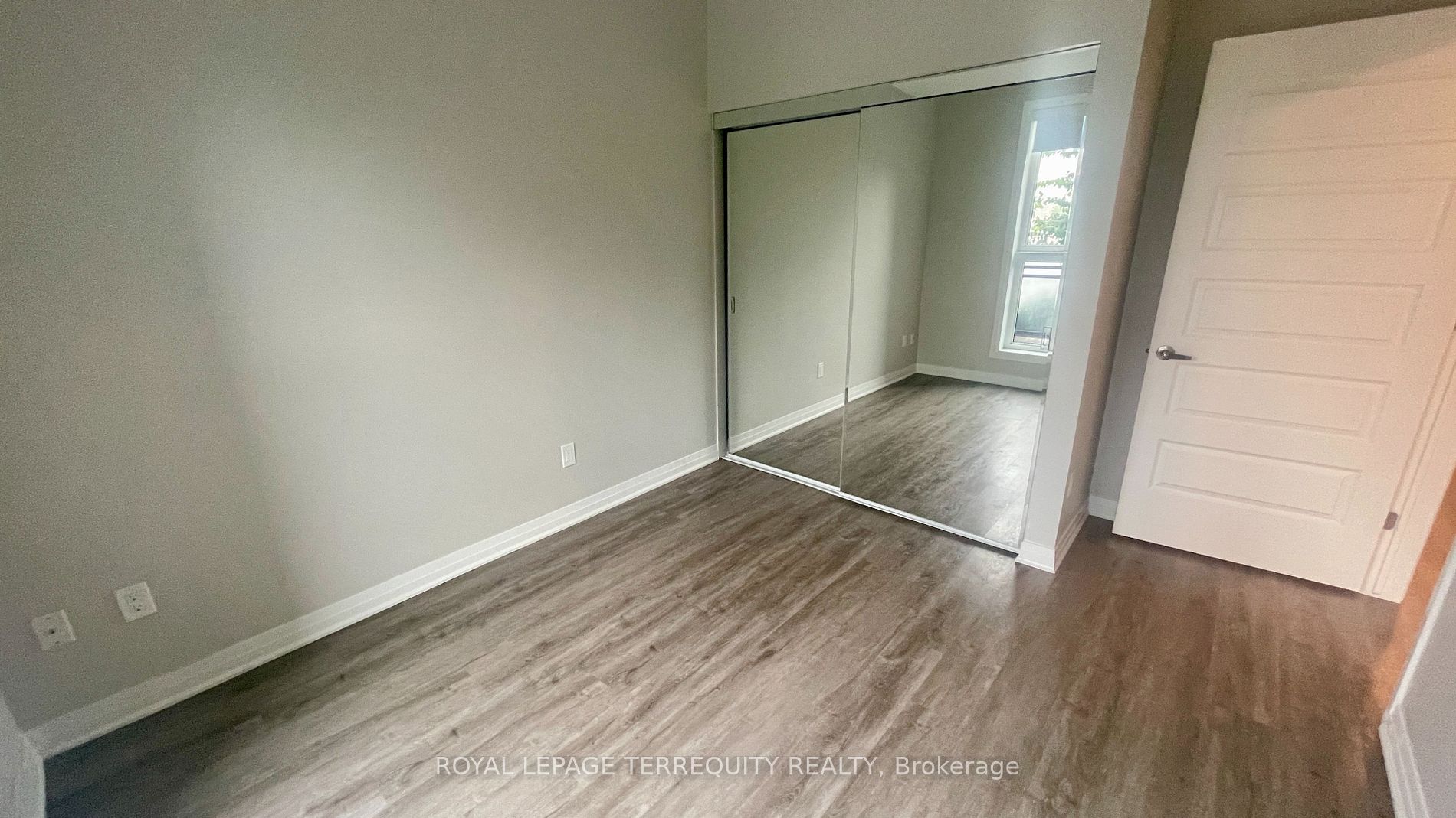 95 Dundas St W, #125