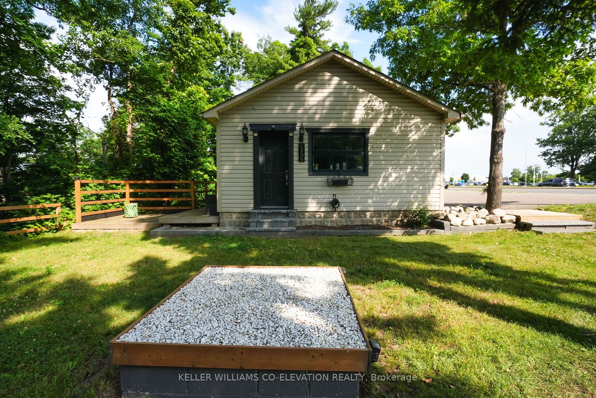1136 Bronte Rd