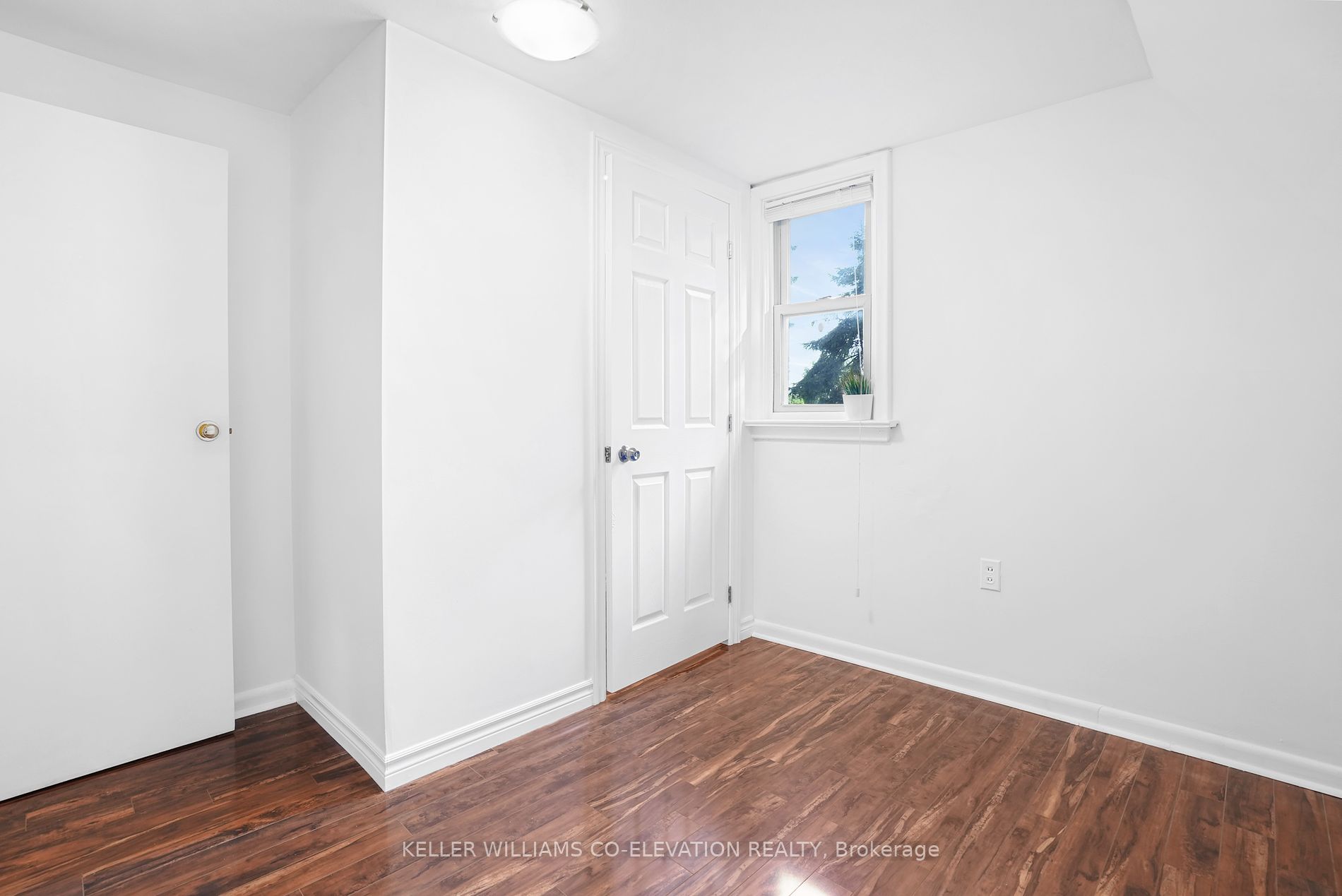 1136 Bronte Rd