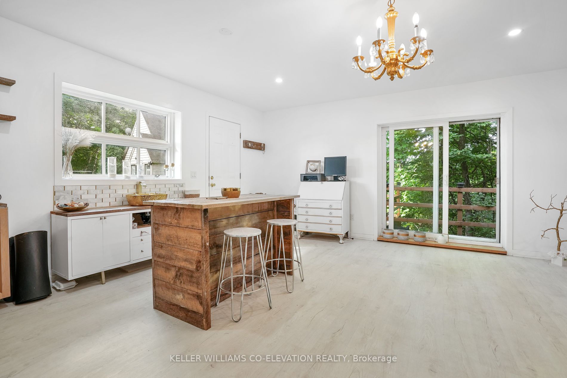 1136 Bronte Rd